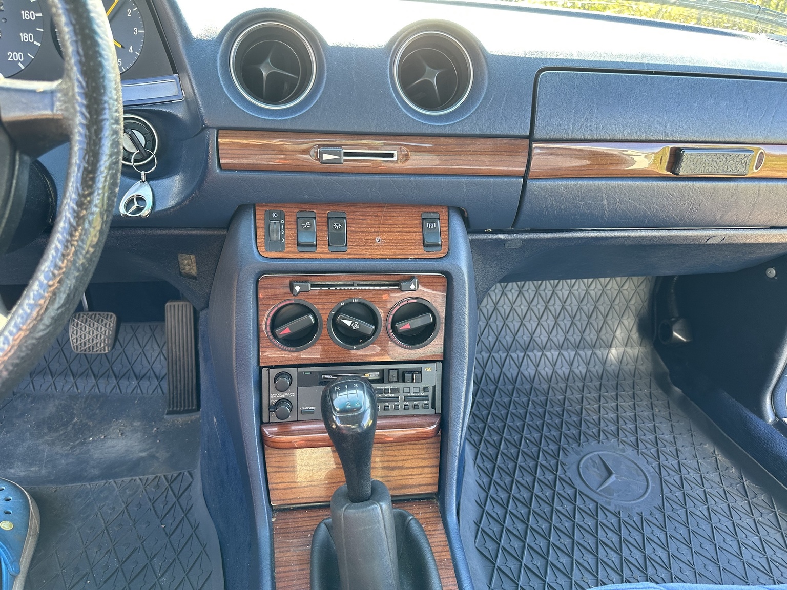 Interior image of 1985 Mercedes-Benz 200
