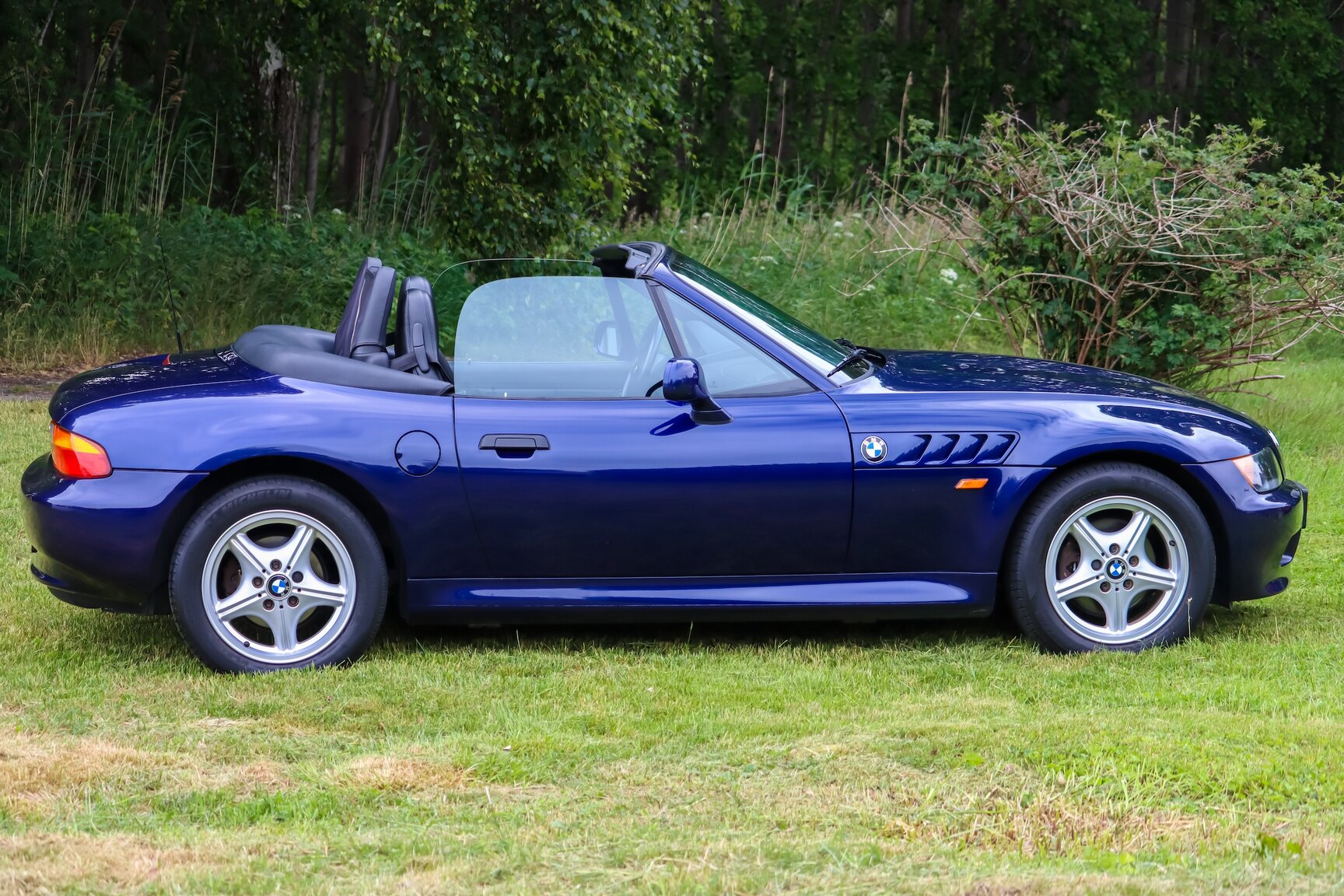 Exterior image of 1999 BMW Z3 1.9i