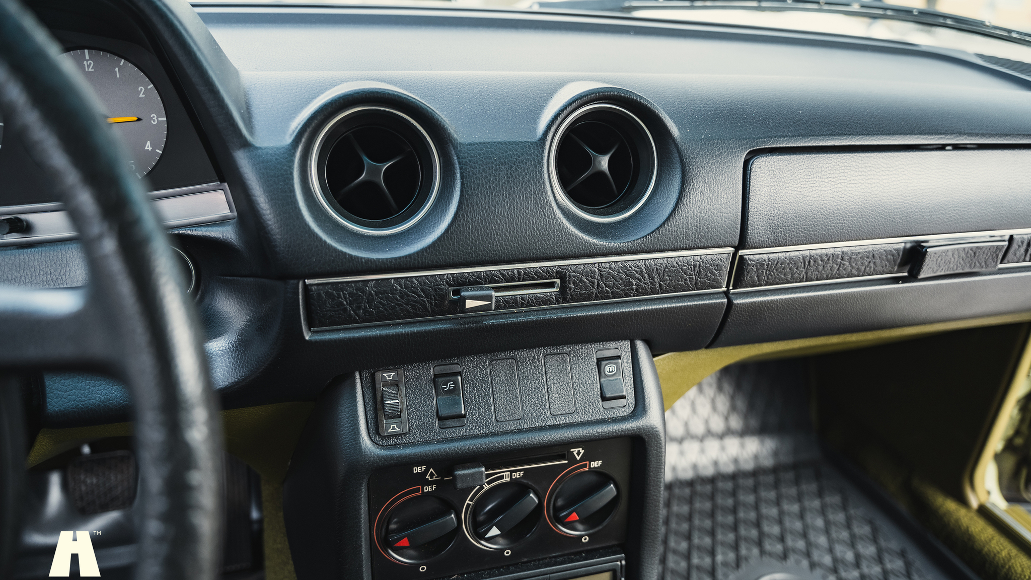 Interiörbild 1979 Mercedes Benz 230