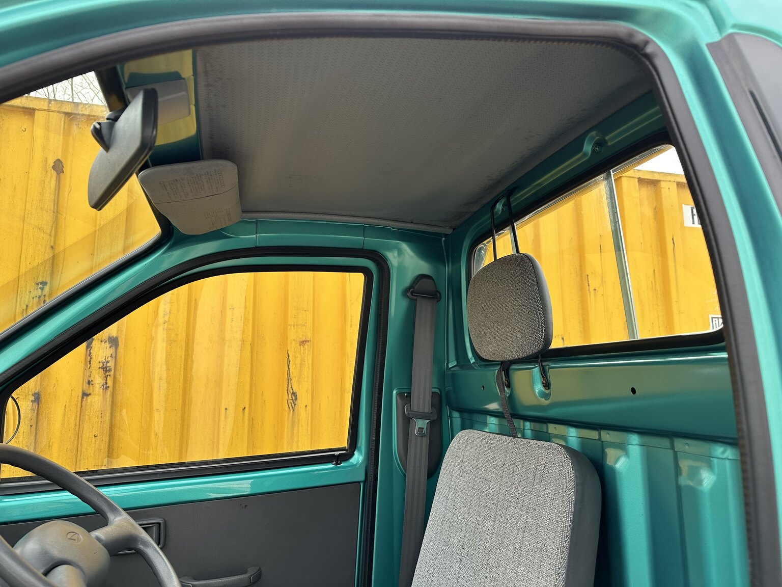 Innenraumfoto von 1997 Daihatsu Midget II