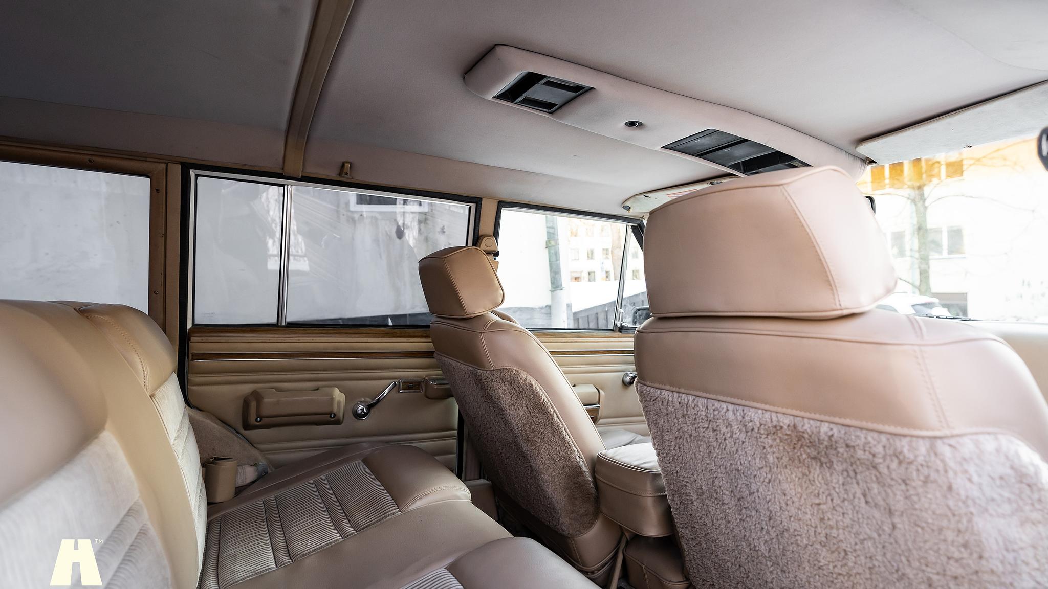 Interior image of 1991 Jeep Grand Wagoneer 1991 (16)