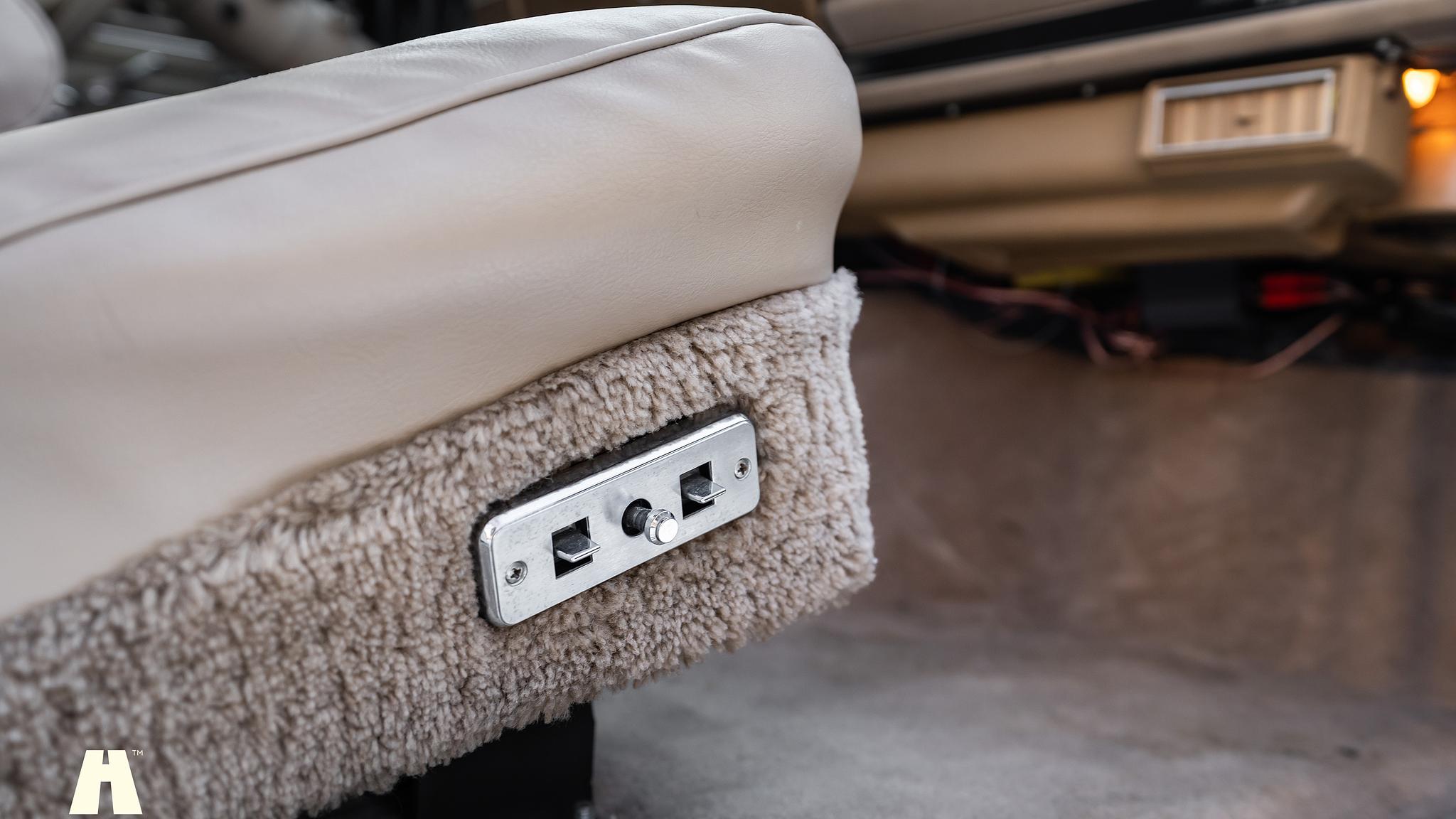 Interior image of 1991 Jeep Grand Wagoneer 1991 (15)