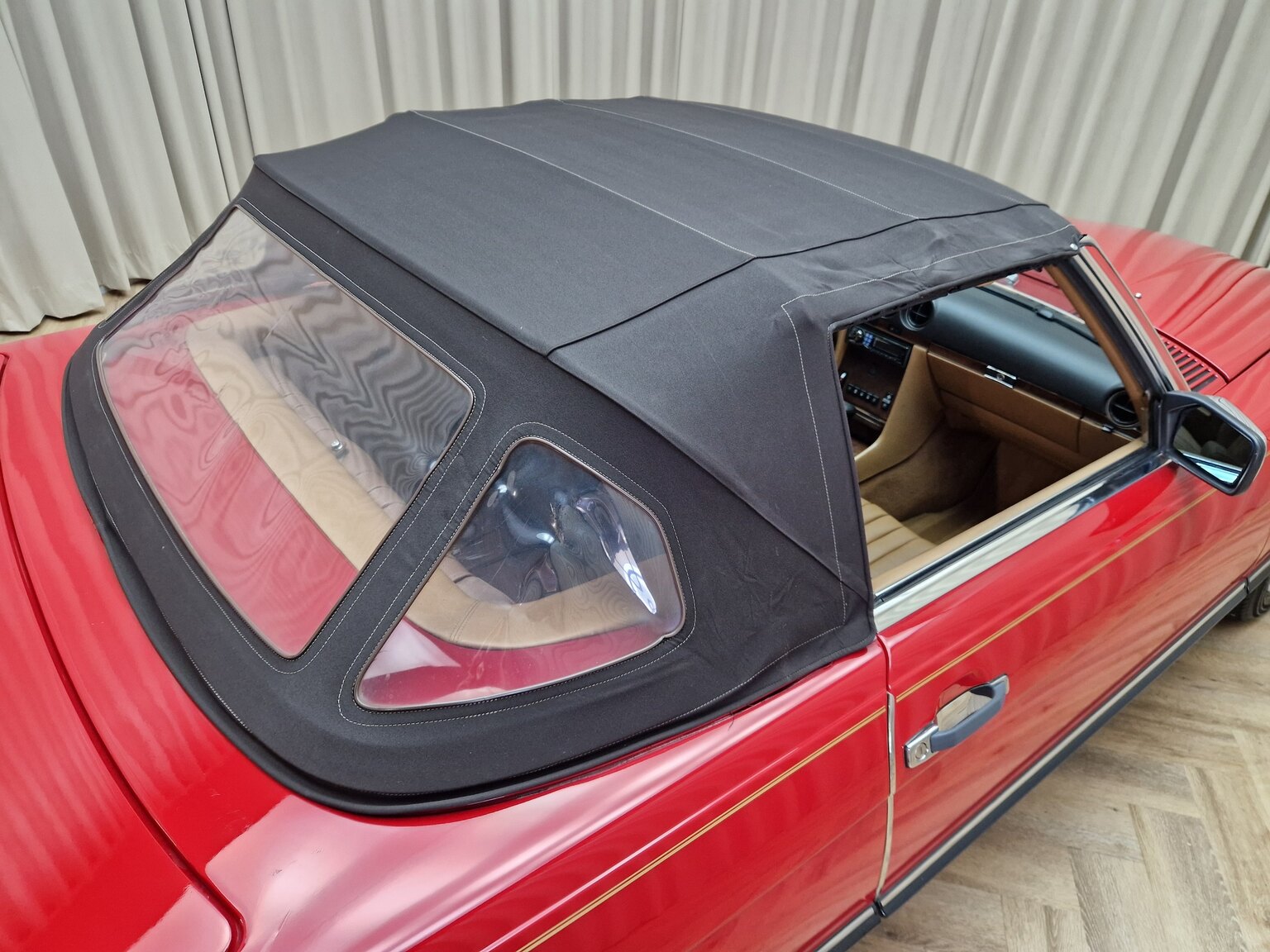 Exterior image of Mercedes-Benz 560SL