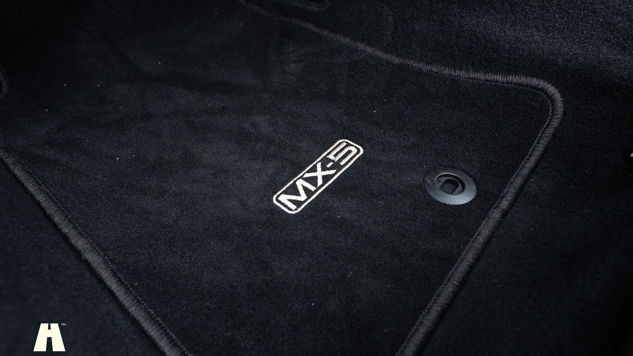 Interior image of 1997 Mazda MX-5 (6)