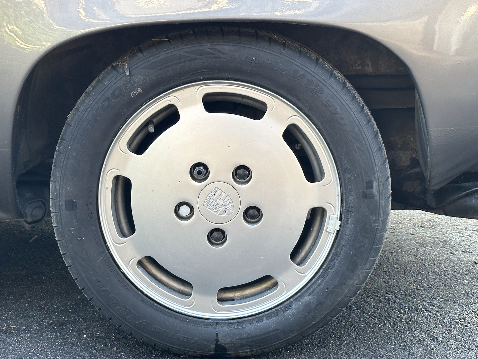 Exterior image of 1985 Porsche 928 (33)