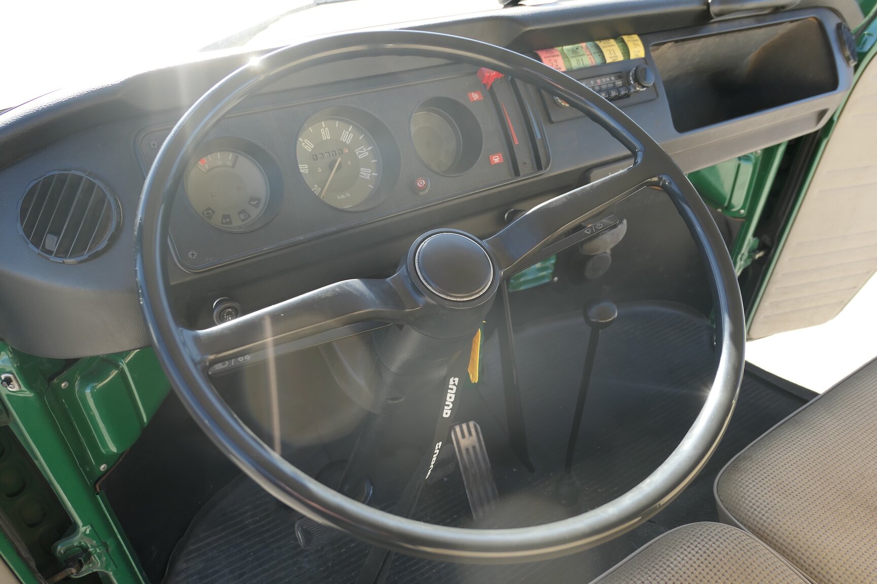 Interiörbild 1975 Volkswagen Transporter 1600 Minibuss