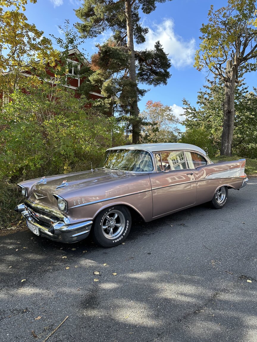 Exteriörbild på 1957 Chevrolet Two-Ten Restomod (15)