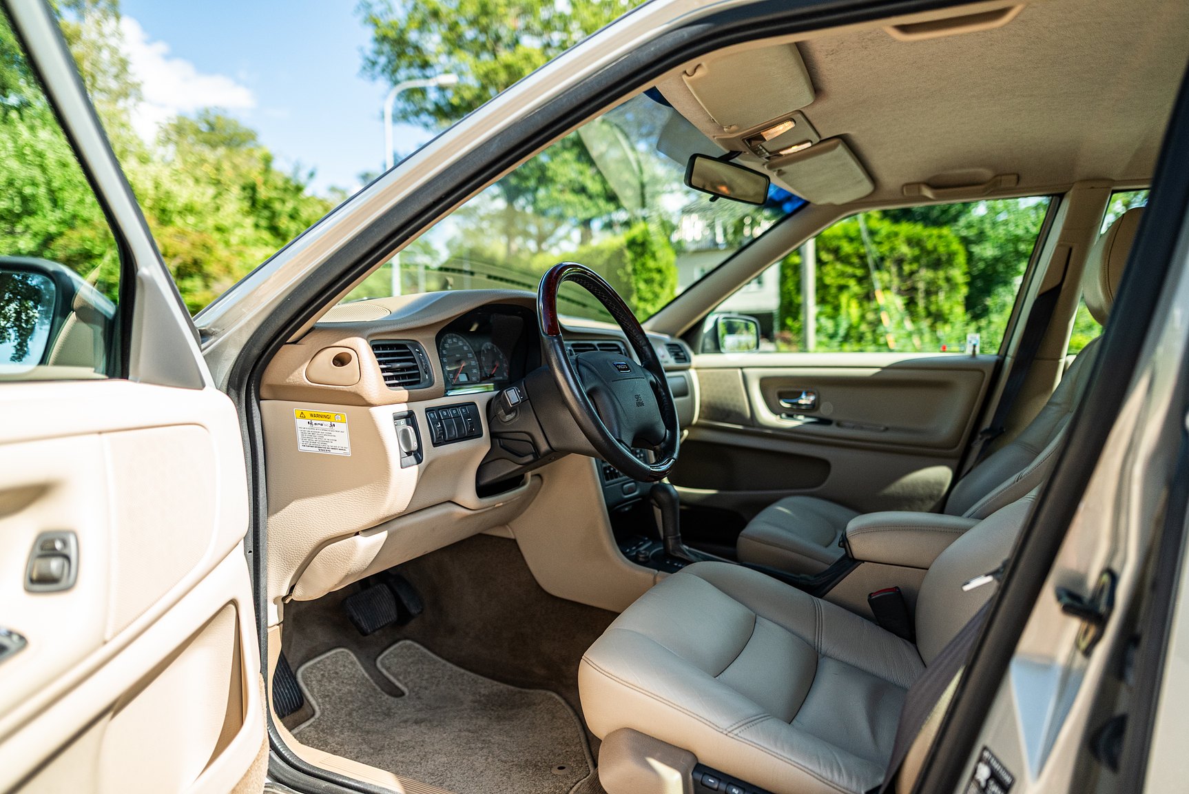 Interior image of 2000 Volvo V70 XC 2.4 T AWD 