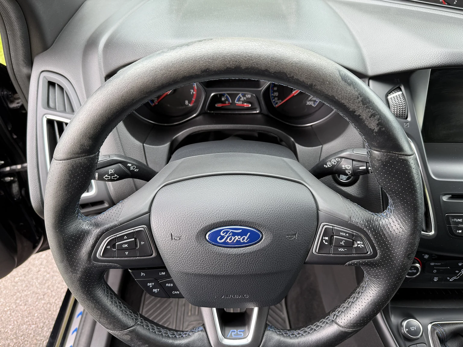 Innenraumfoto von 2016 Ford Focus RS (19)