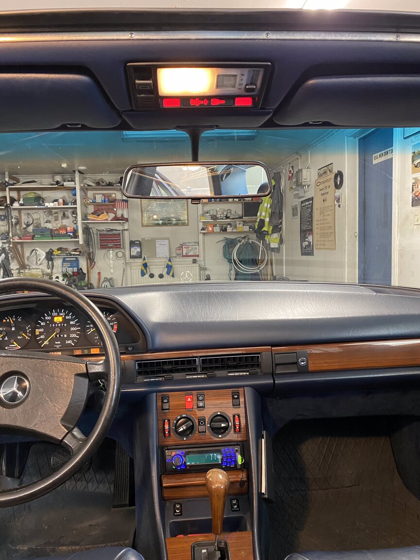 Interior image of 1988 Mercedes-Benz 300 SE (29)