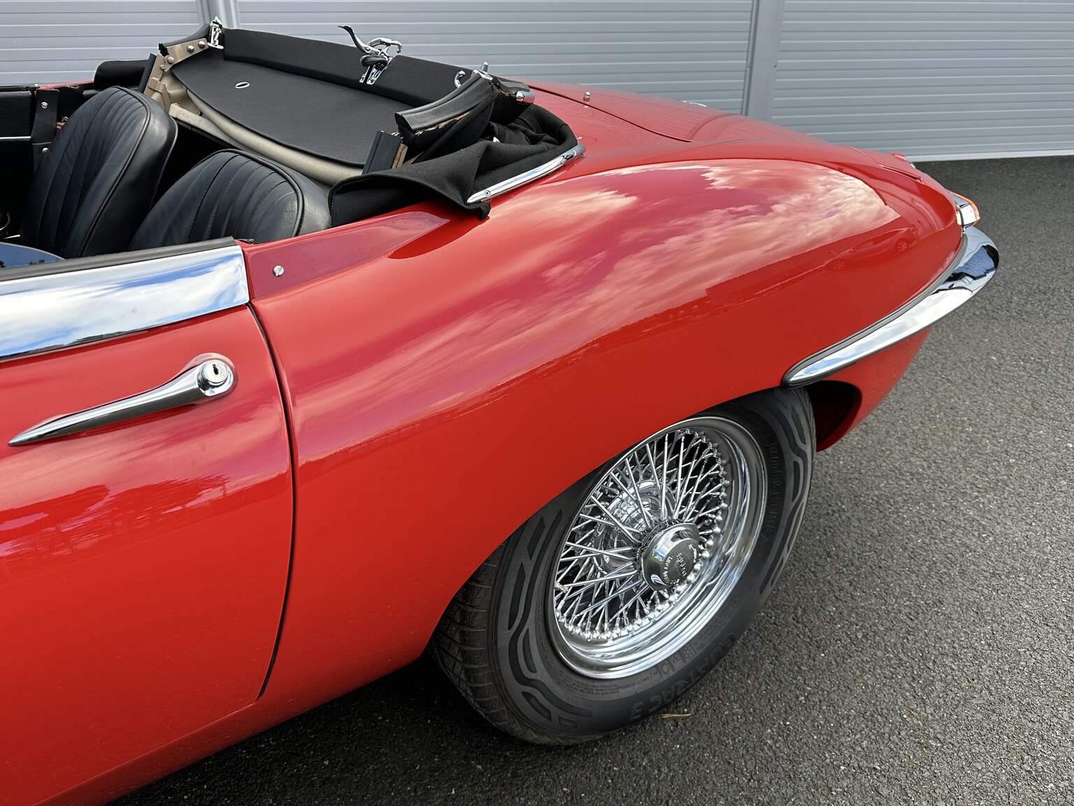 Exteriörbild på 1965 Jaguar E-Type Series 1 (49)