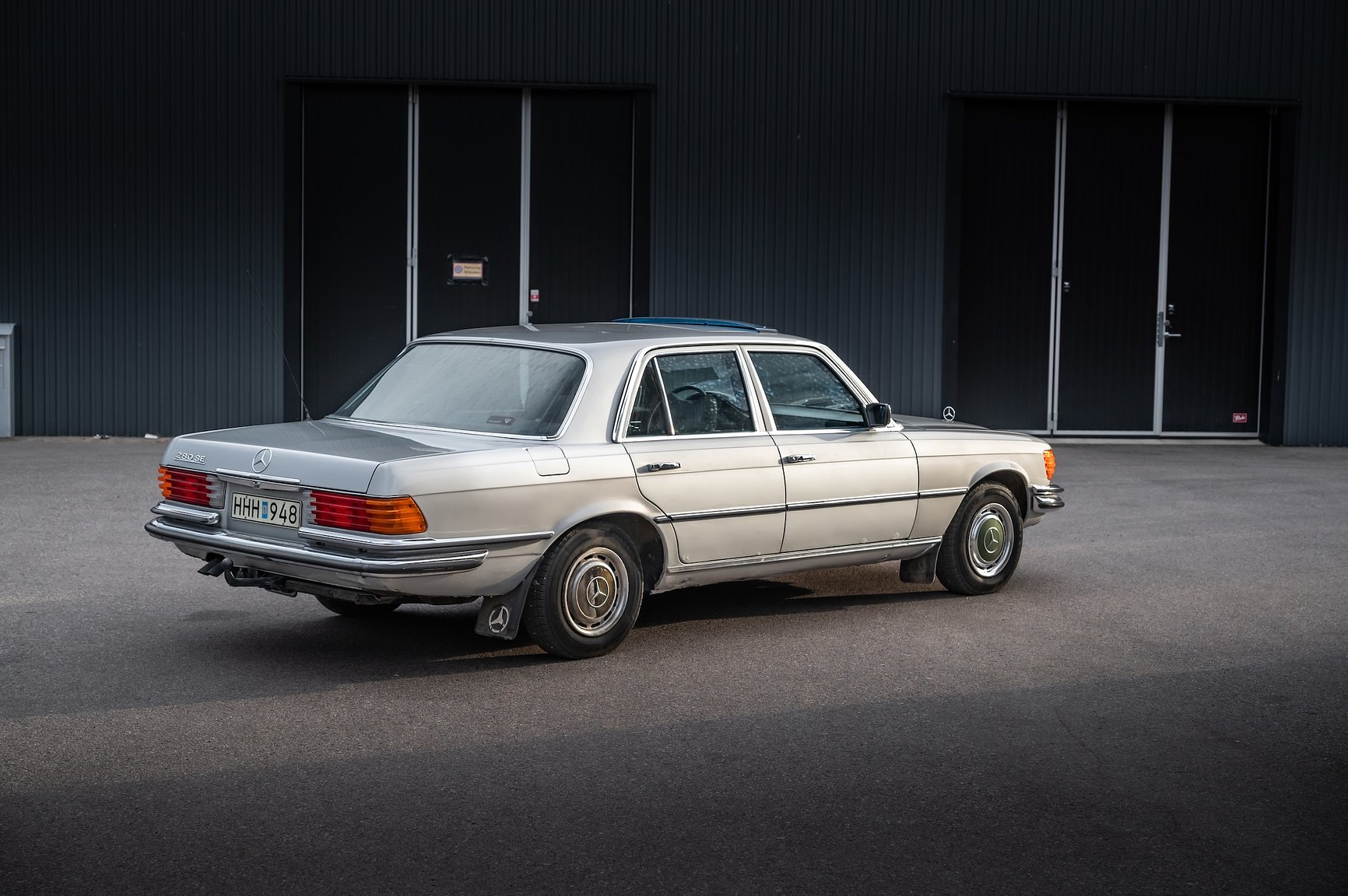 Exterior image of 1975 Mercedes-Benz 280 SE 