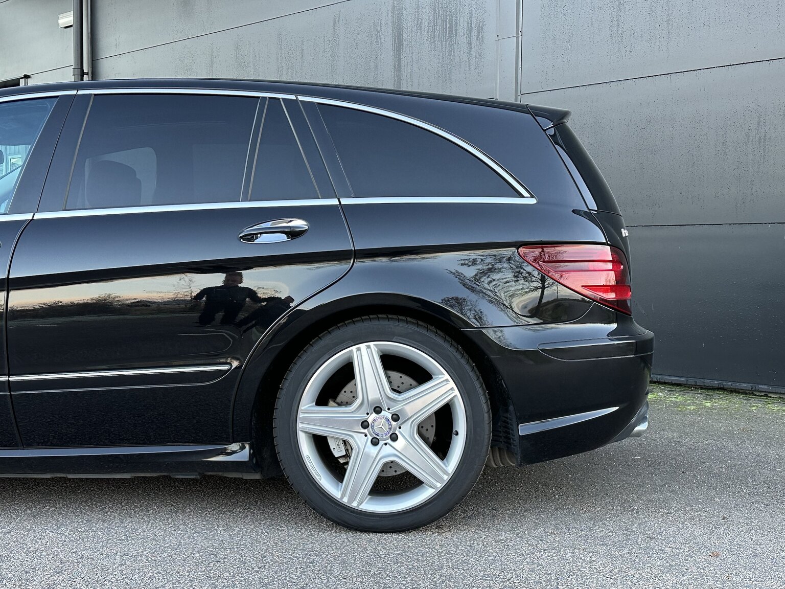 Exterior image of 2007 Mercedes-Benz R63 AMG