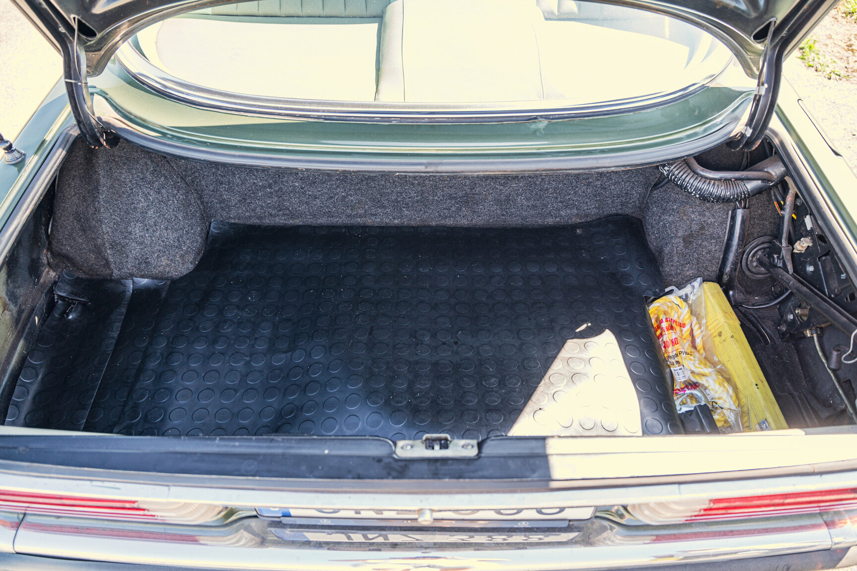 Interior image of 1976 Mercedes-Benz 450 SLC (63)