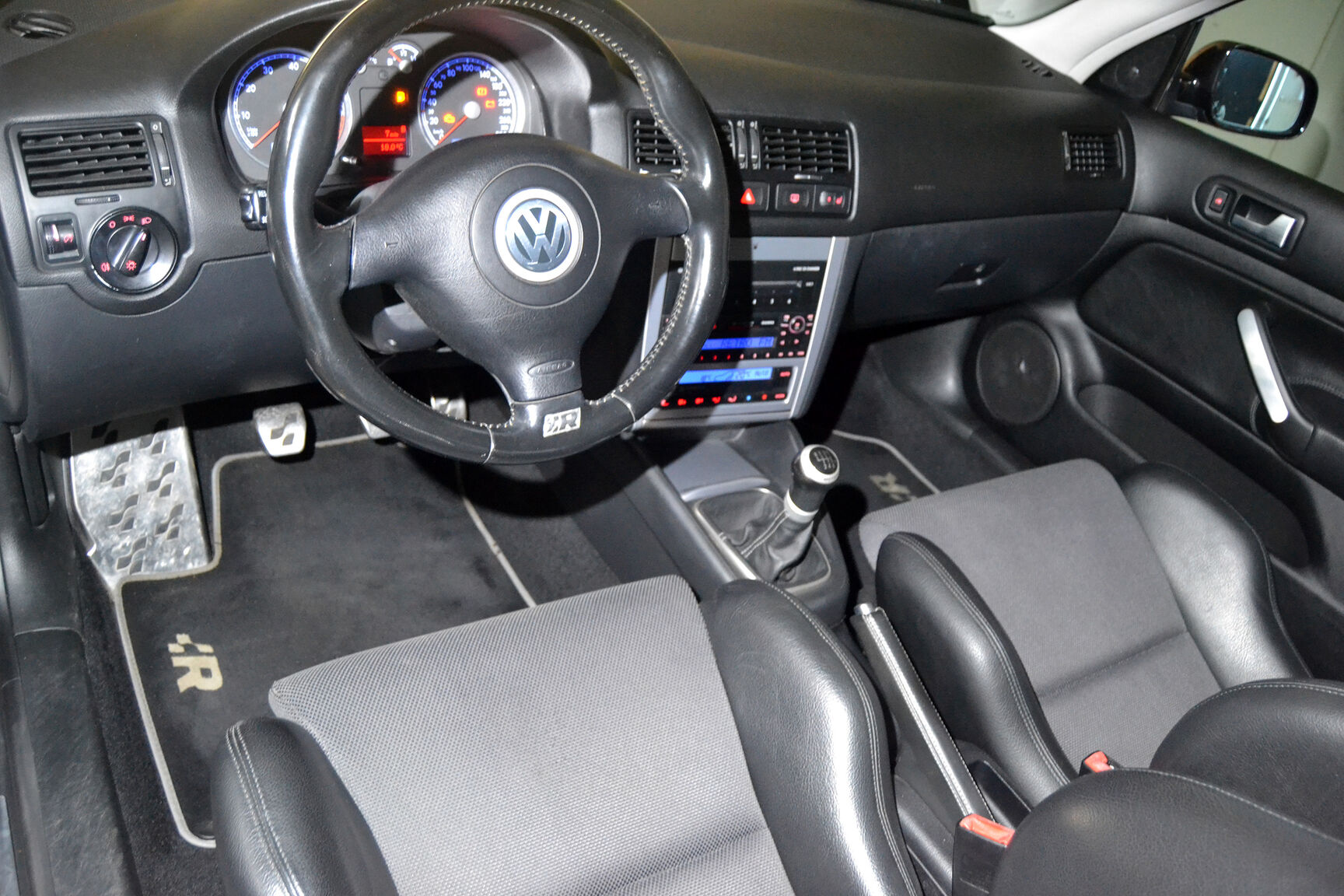 Interiörbild 2003 Volkswagen Golf R32 MK4 (10)