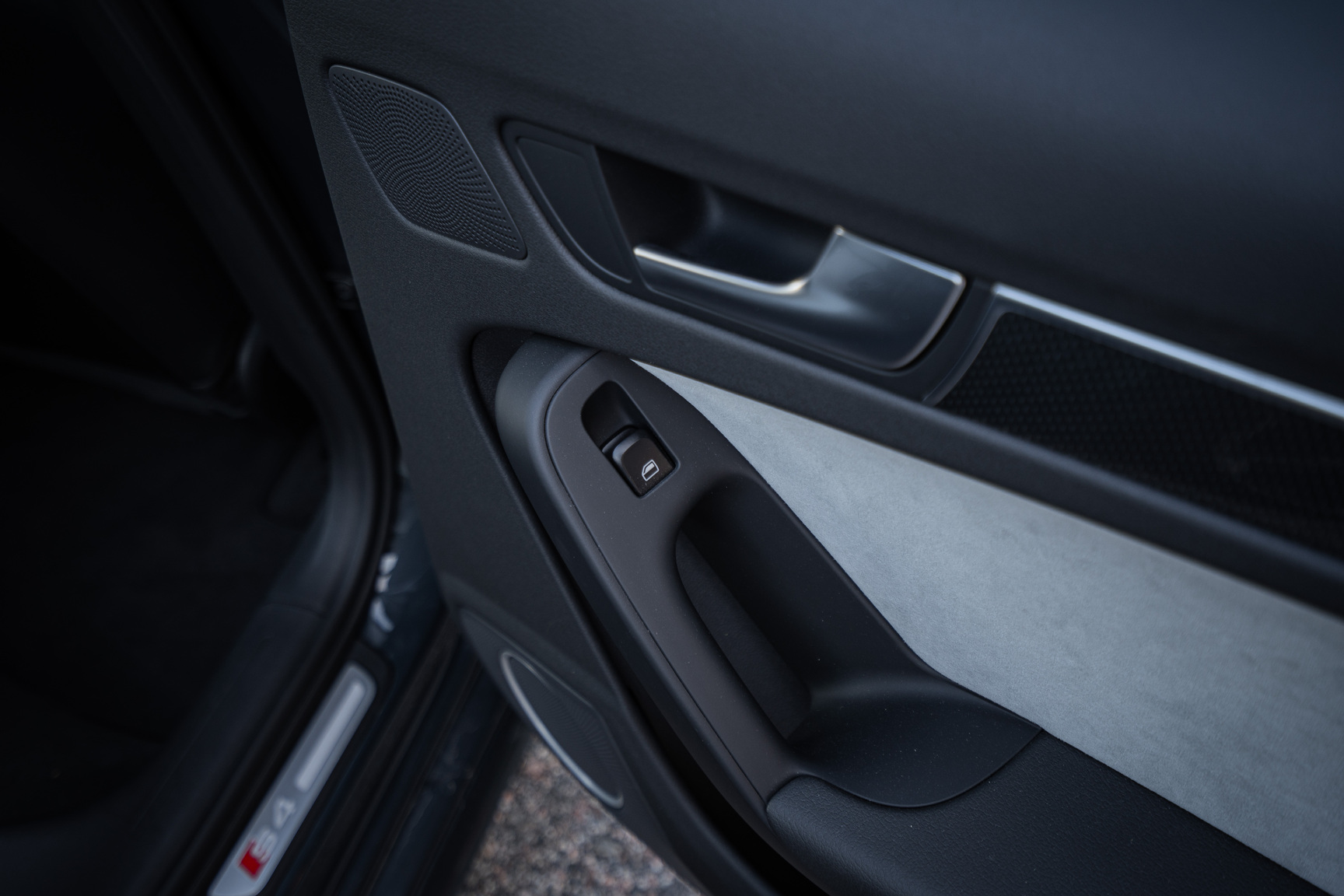 Interior image of 2011 Audi S4 (42)