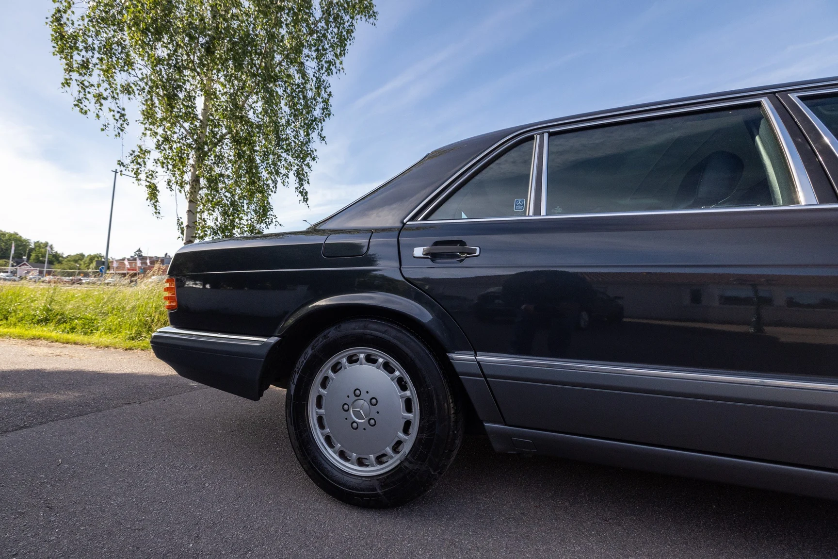 Exteriörbild på 1989 Mercedes-Benz 560 SEL (26)