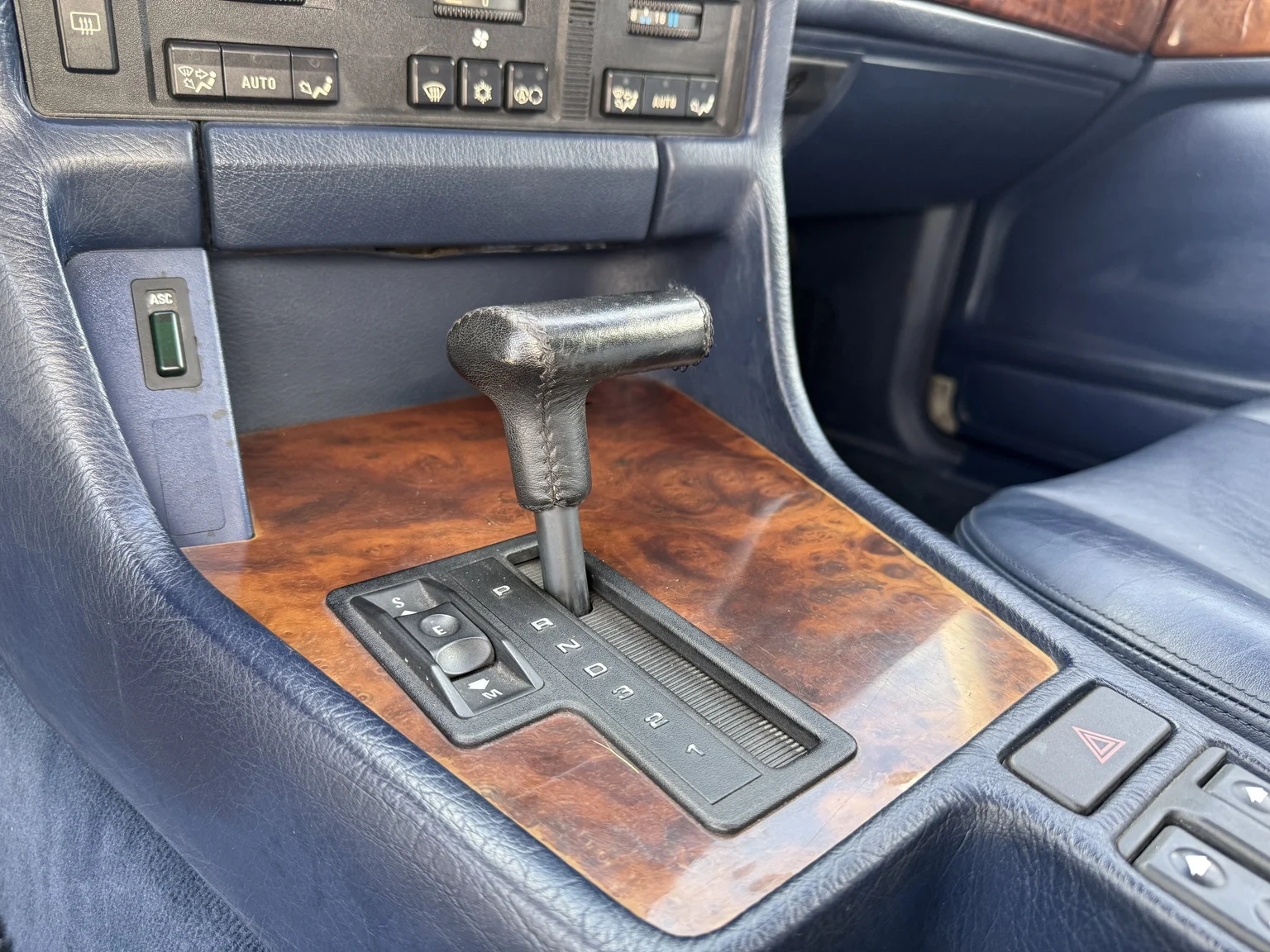 Interior image of 1990 BMW 750i (34)