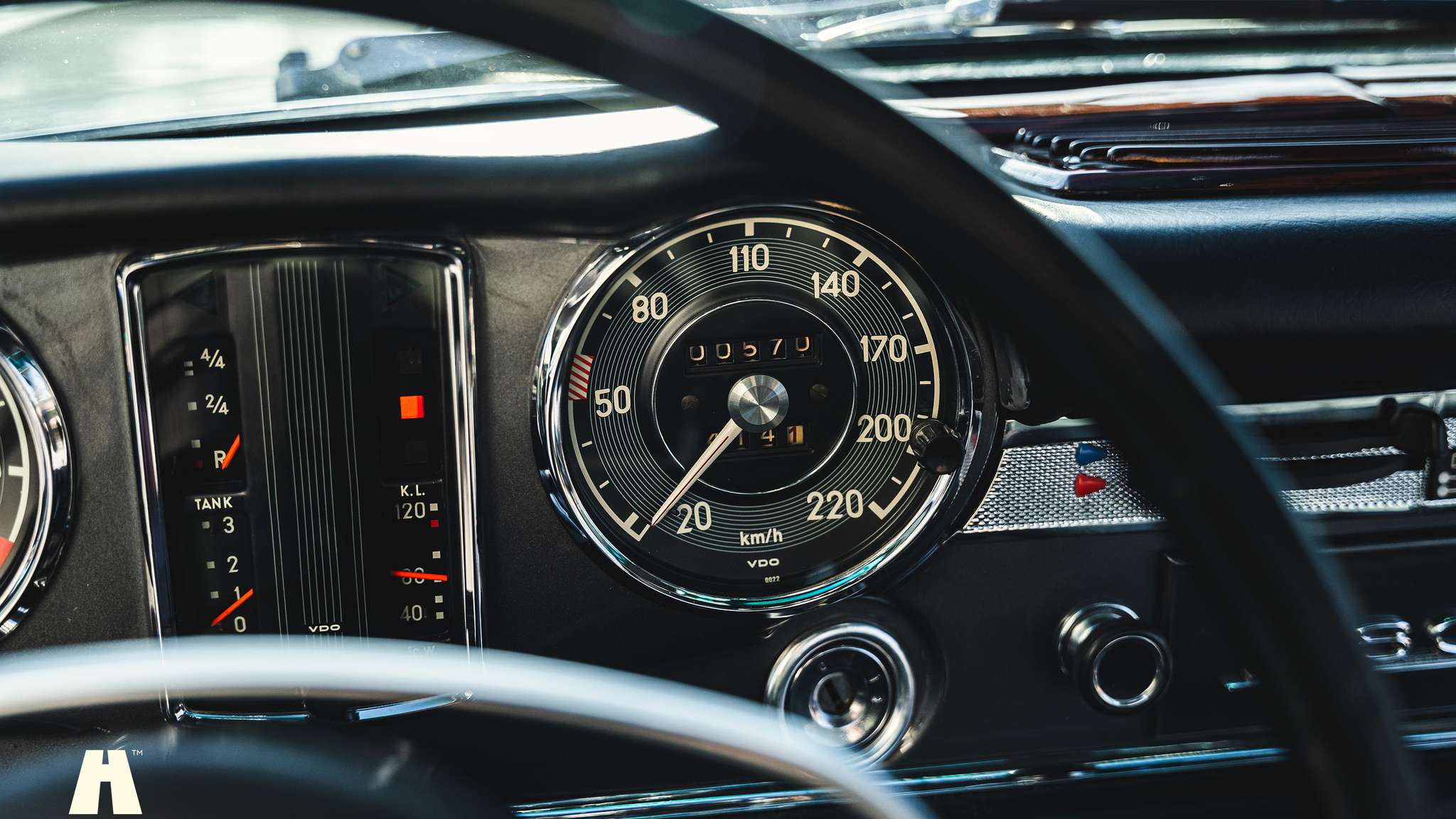 Interior image of 1970 Mercedes 280 SL Pagoda (24)