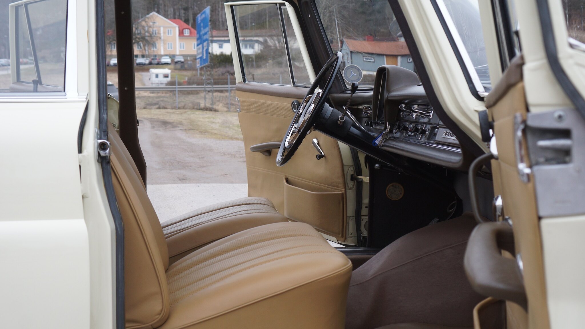 Interior image of 1966 Mercedes-Benz 230 S