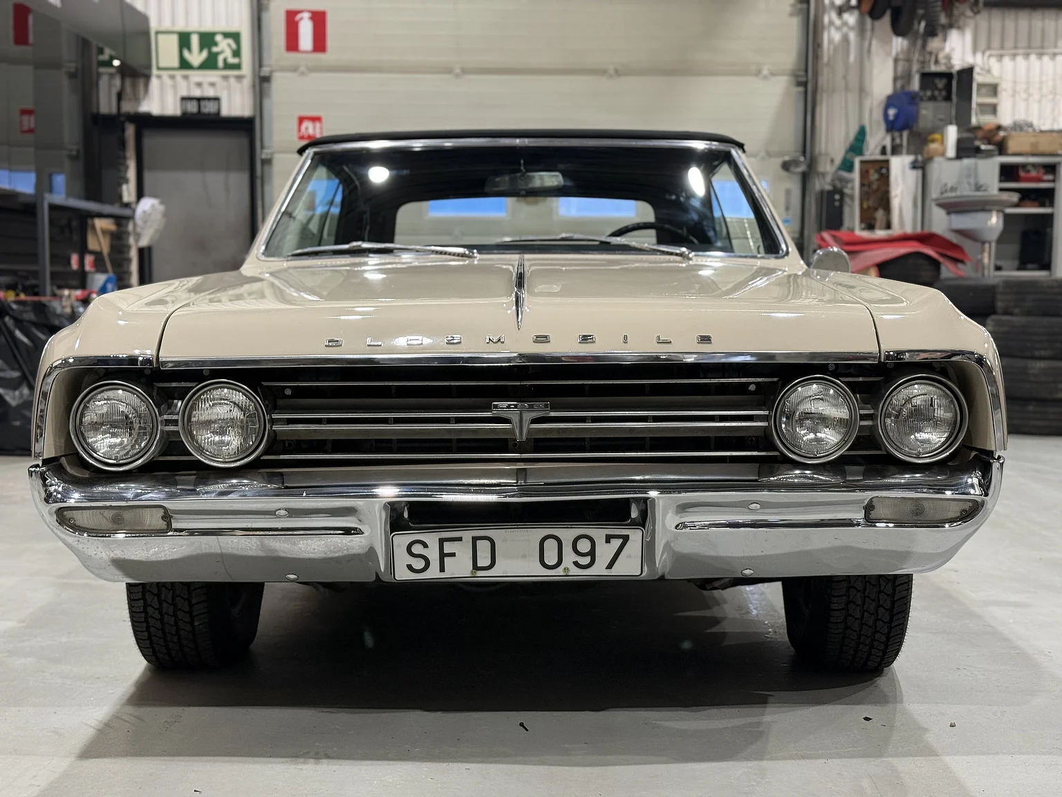 Exteriörbild på 1964 Oldsmobile Cutlass Convertible (23)