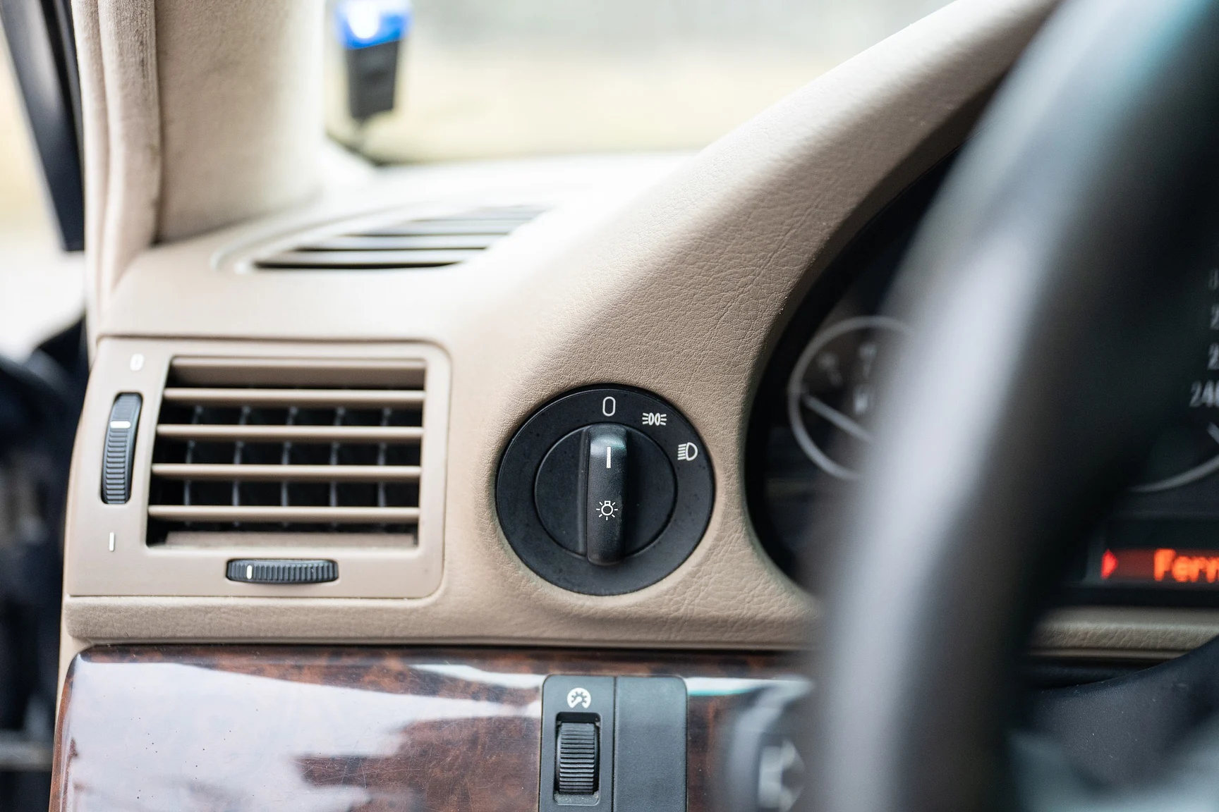 Interior image of 1996 BMW 740 iA - NO RESERVE (87)