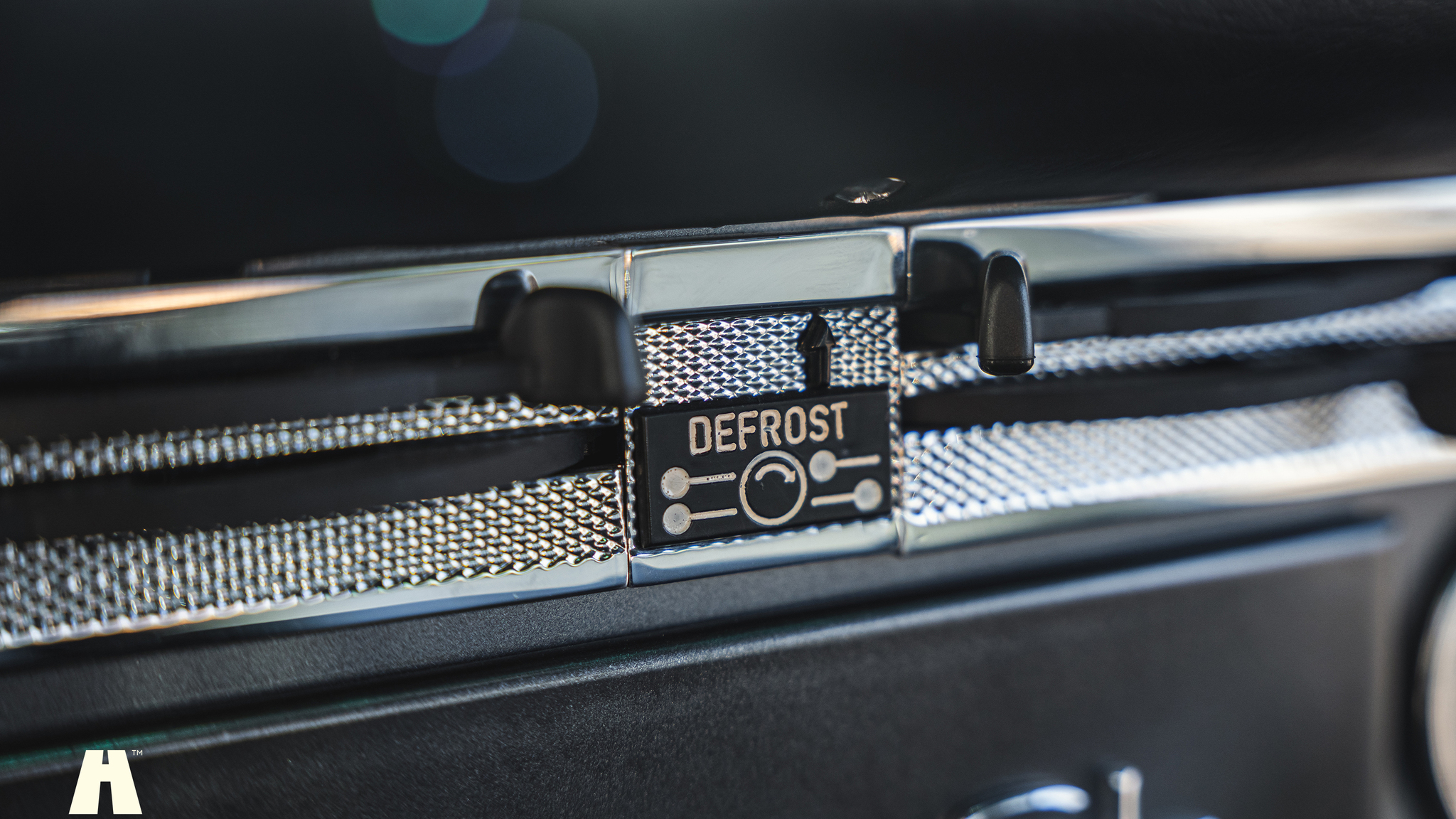 Interior image of 1970 Mercedes 280 SL Pagoda (39)