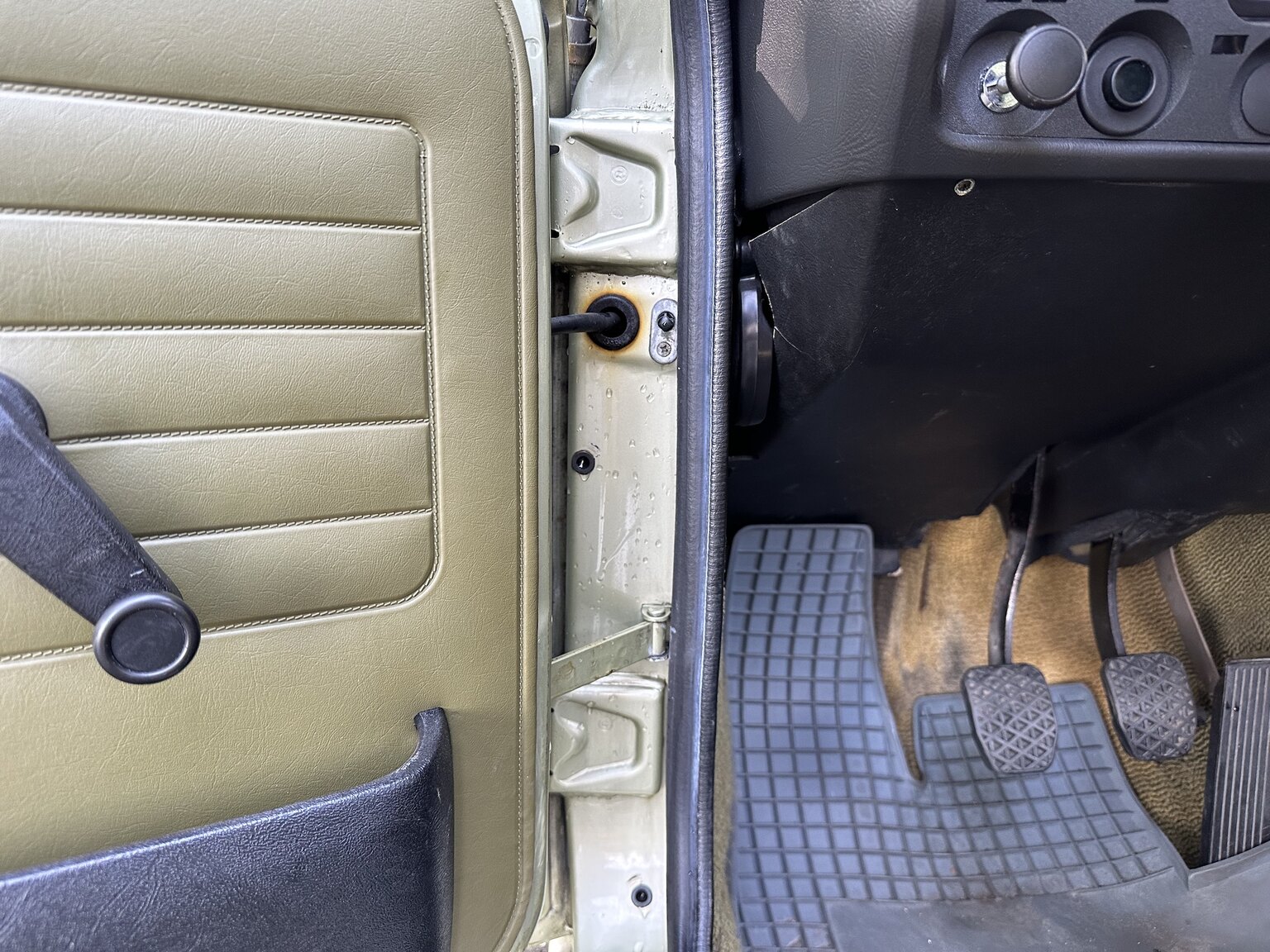 Interior image of 1980 BMW 320i E21