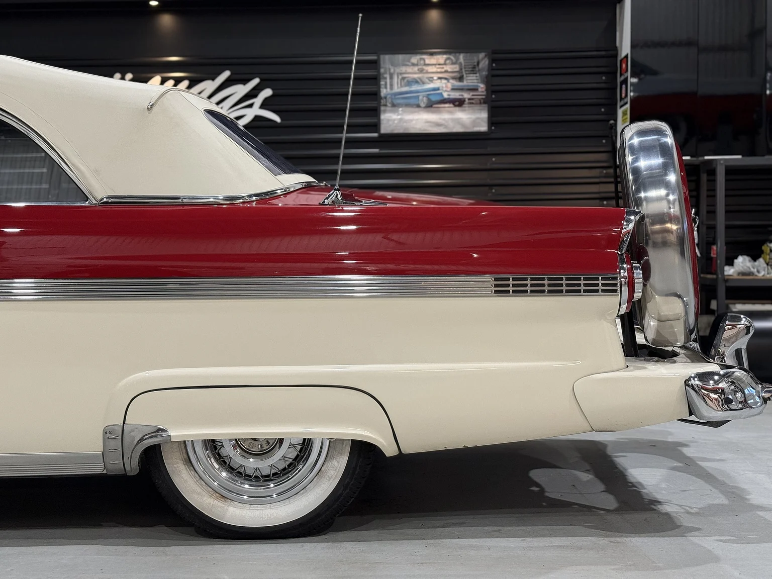 Aussenfoto 1956 Ford Fairlane Sunliner V8 5.1 (30)