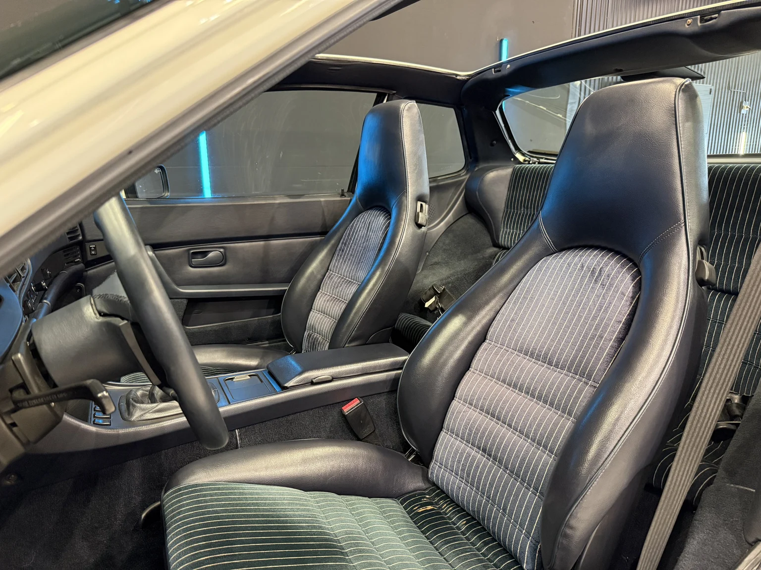 Interior image of 1989 Porsche 944 2.7 (15)