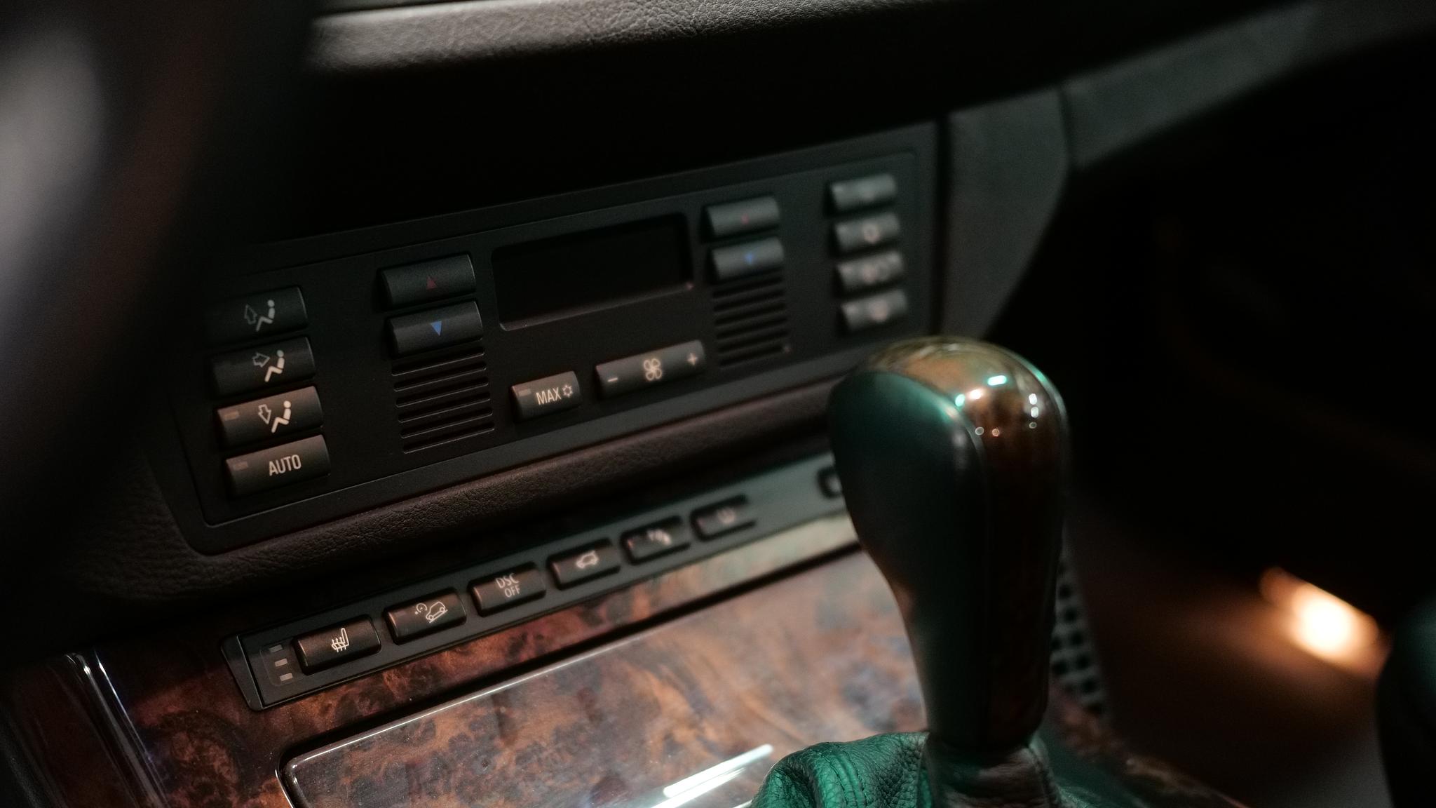 Innenraumfoto von 2005 BMW X5 4,8IS (18)