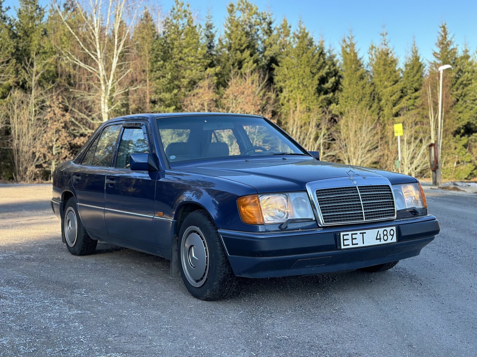 Exterior image of 1991 Mercedes-Benz 230 E 
