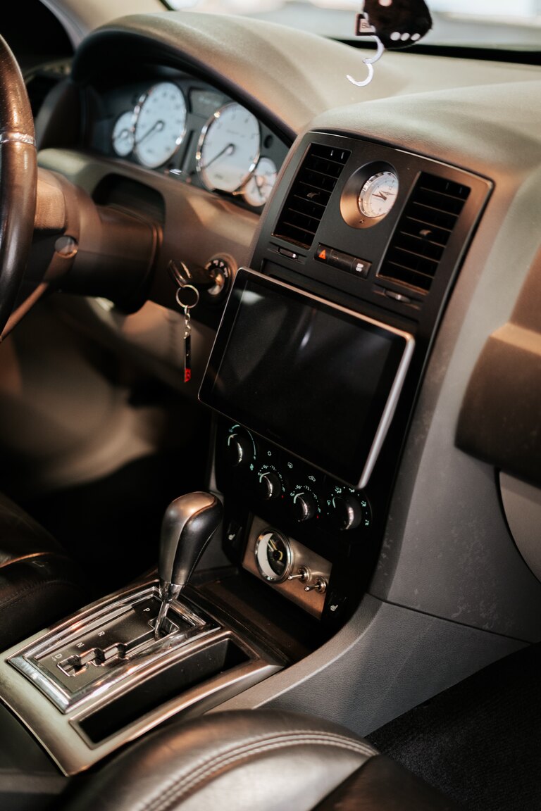 Innenraumfoto von 2006 Chrysler 300C SRT-8 (12)