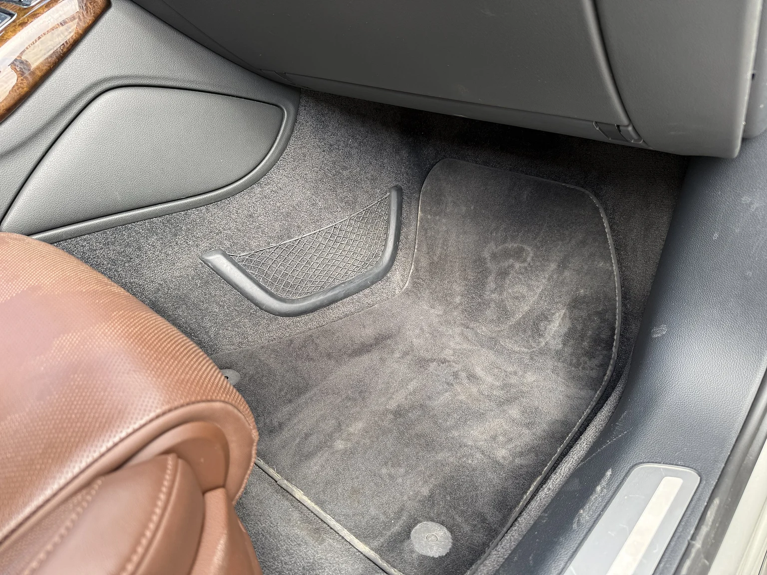 Innenraumfoto von 2014 Audi A8 4.0 TFSI (110)