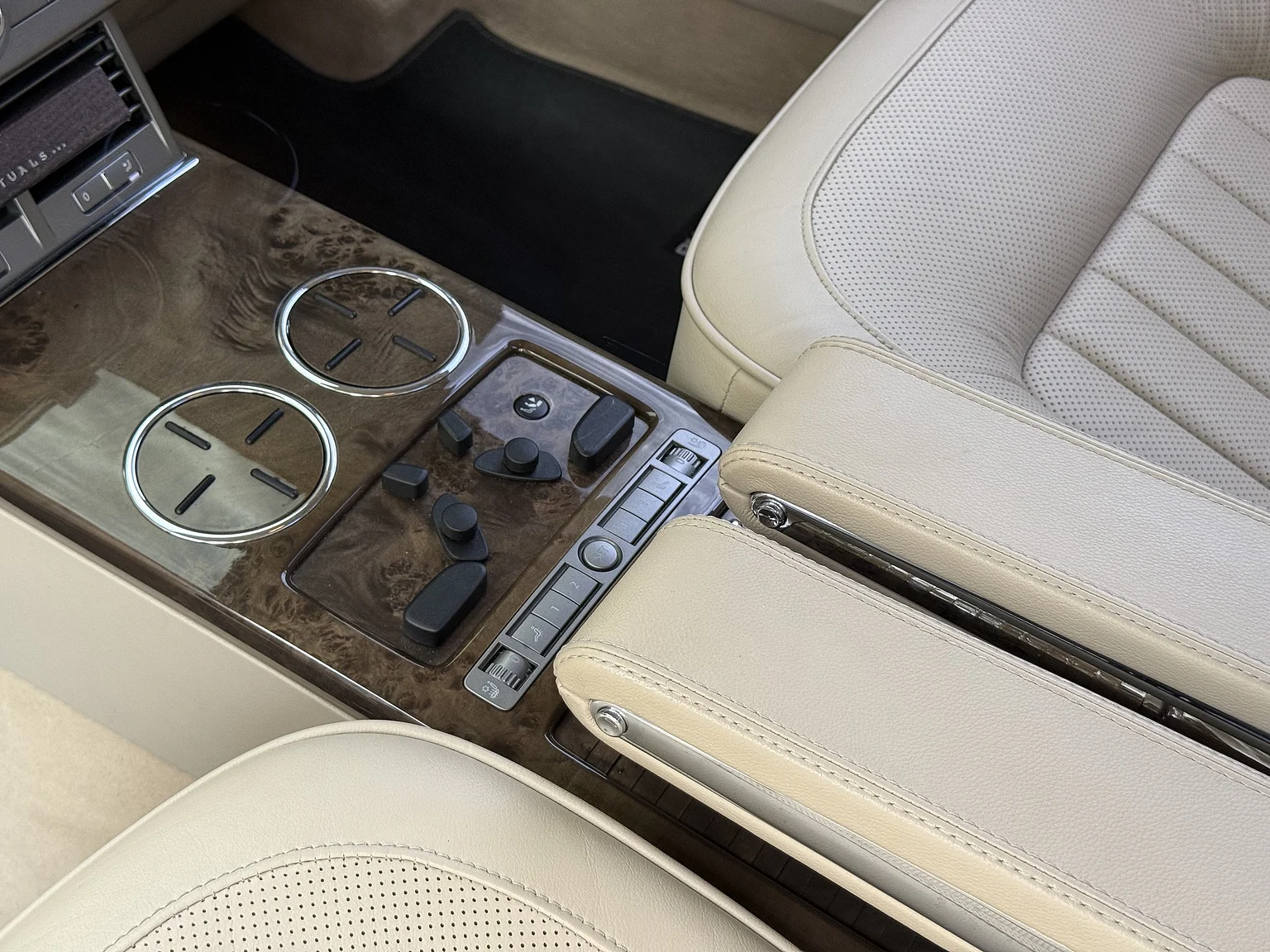 Innenraumfoto von 2009 Volkswagen Phaeton W12 LWB Executive (27)