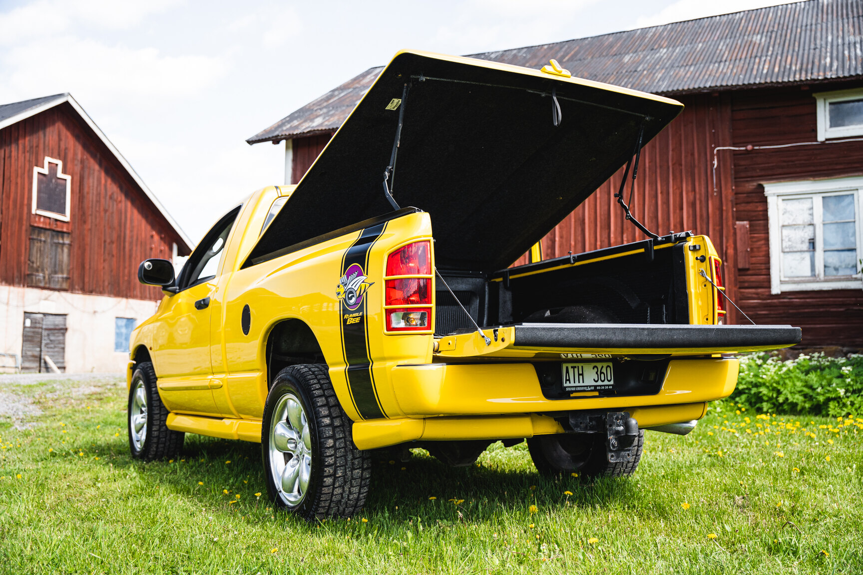 Exteriörbild på 2005 Dodge Ram 1500 Bumble Bee