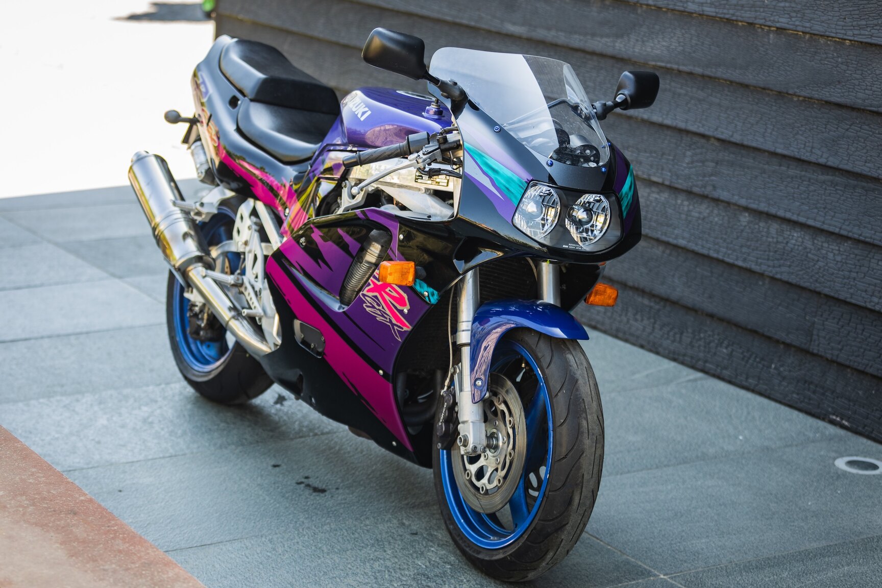 Exterior image of 1994 Suzuki GSX-R750 (2)