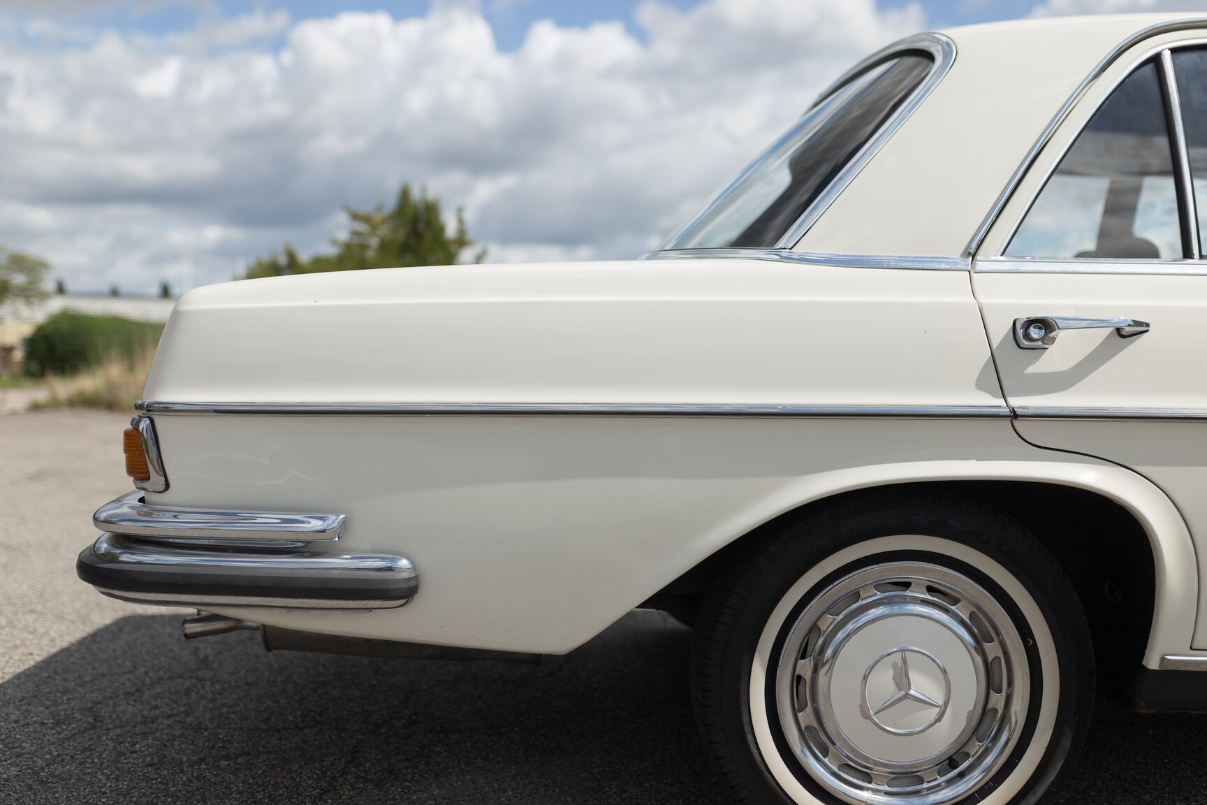 Exterior image of 1966  Mercedes-Benz 250 