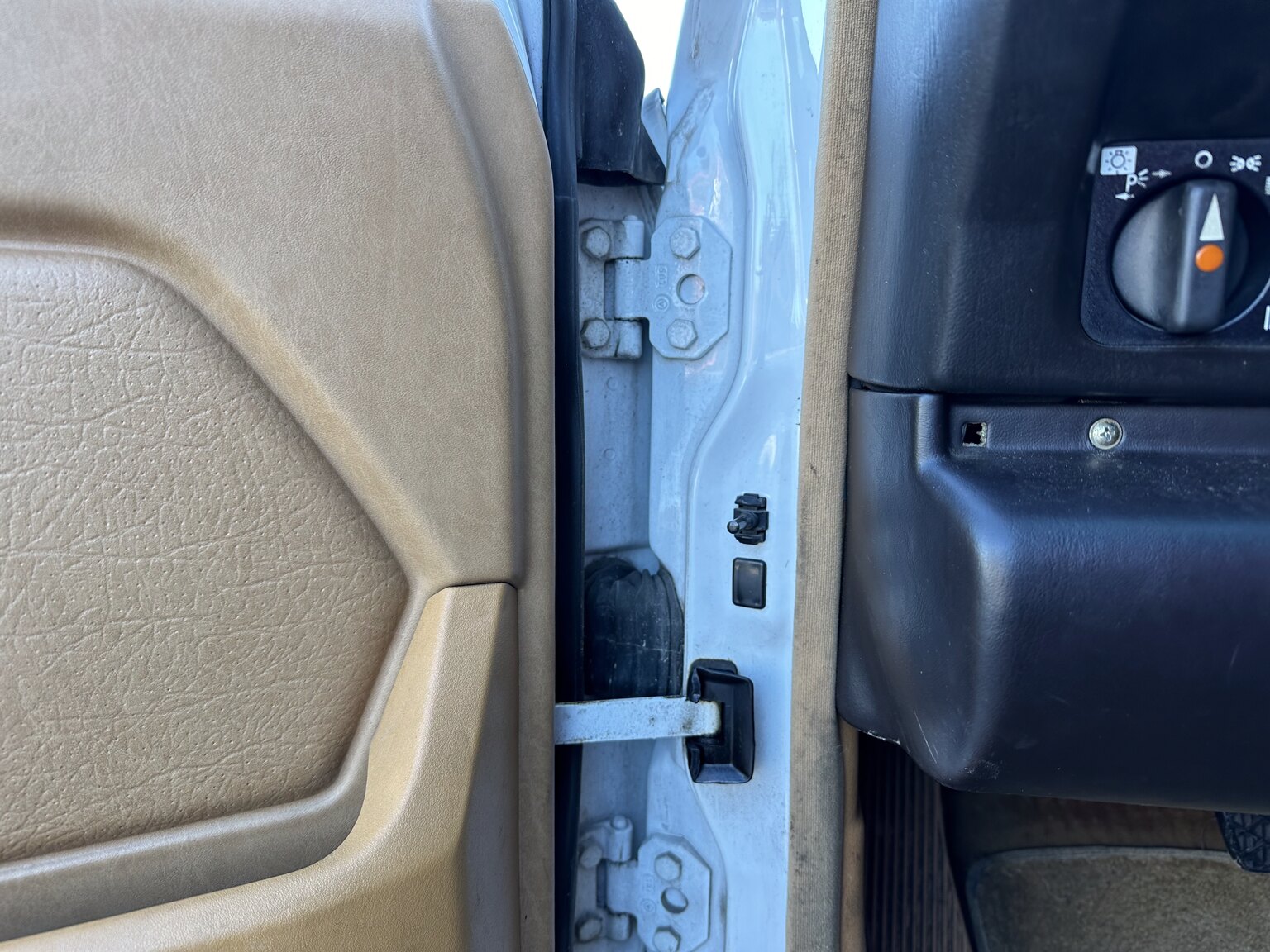 Innenraumfoto von 1988 Mercedes-Benz 190 E 2.3 (18)