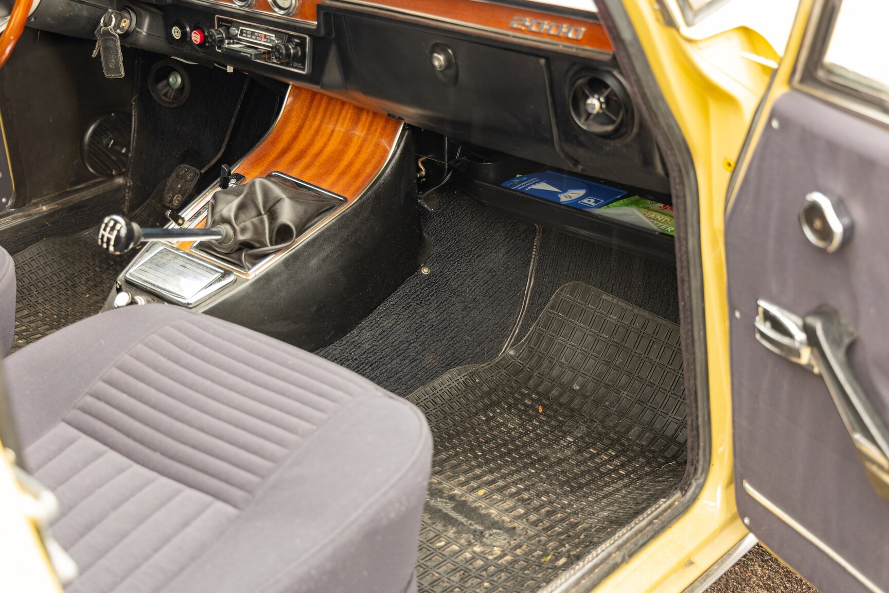 Interior image of 1974 Alfa Romeo Berlina 2000
