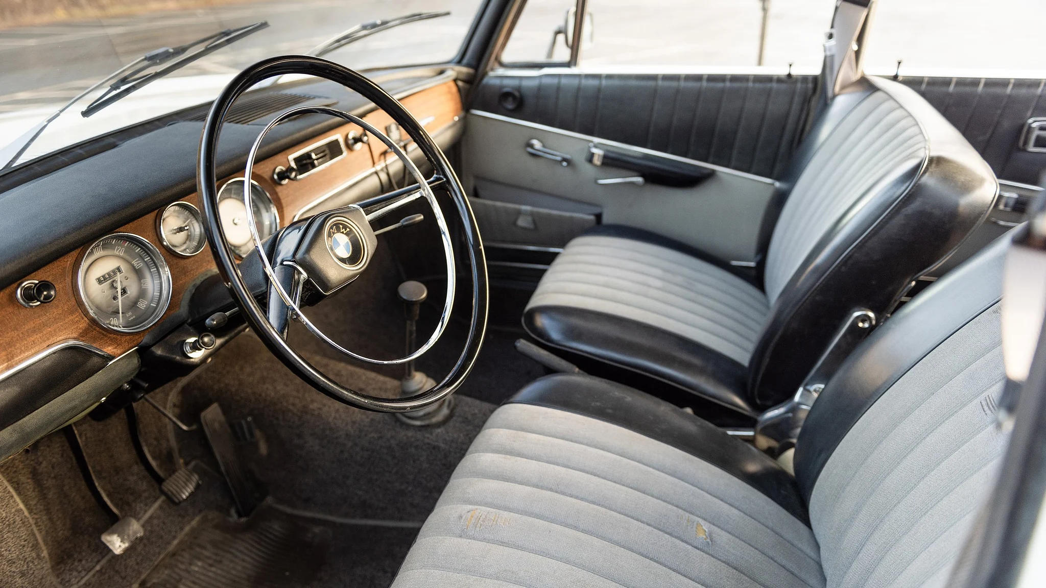 Innenraumfoto von 1964 BMW 1800 (2)