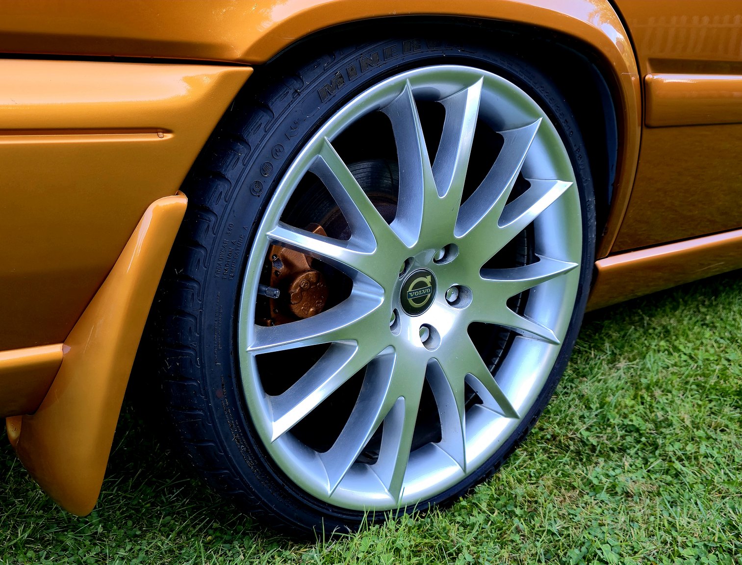 Exterior image of 1998 Volvo V70 R 2.3 T Automatisk