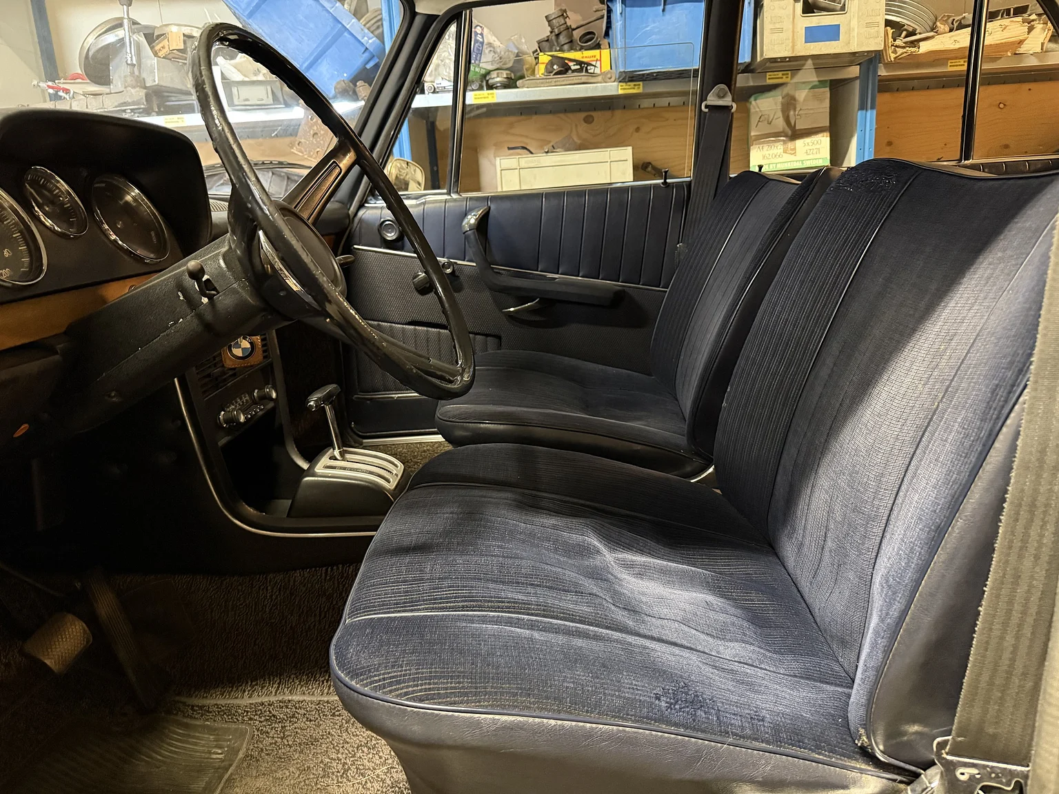 Innenraumfoto von 1970 BMW New Class 4-dörrars Sedan (22)
