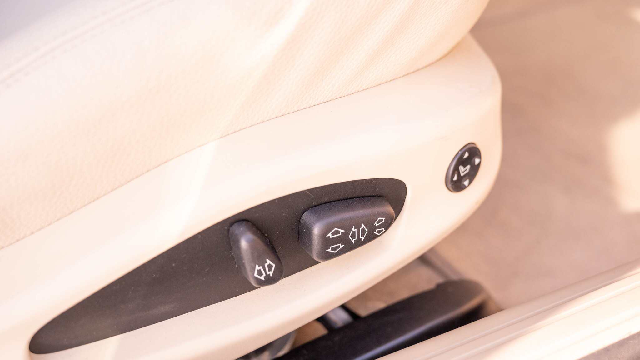 Interior image of 2008 BMW 635d  (16)