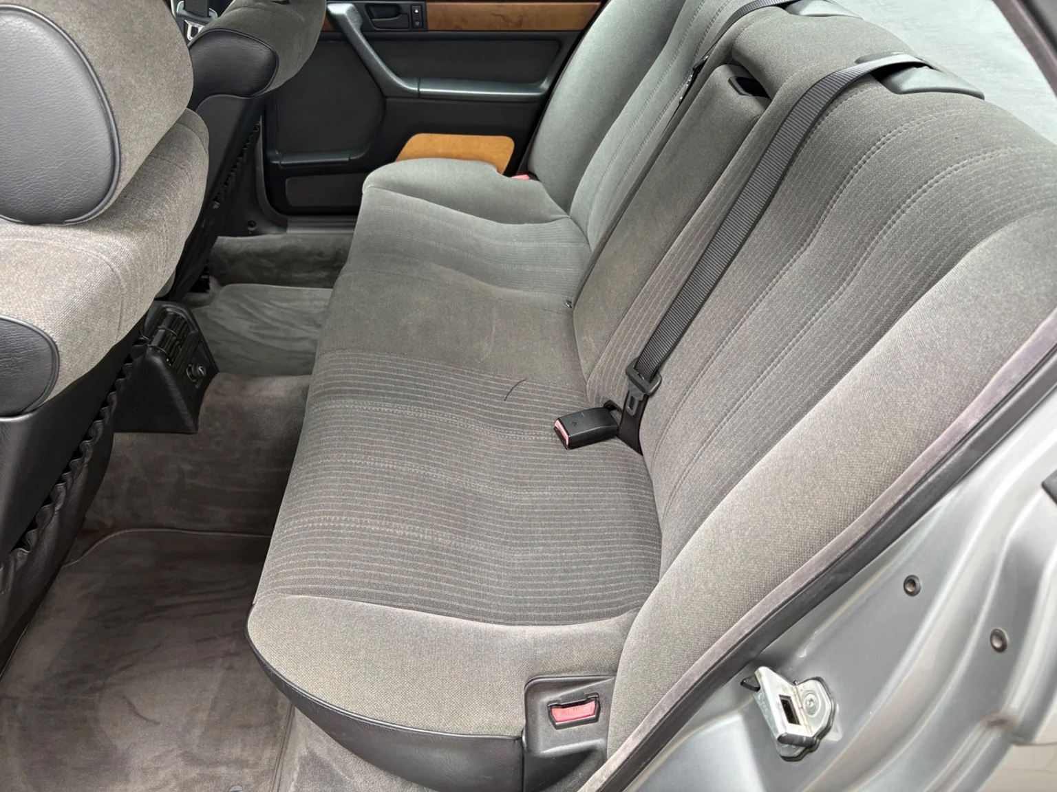 Interior image of 1988 BMW 730iA (25)
