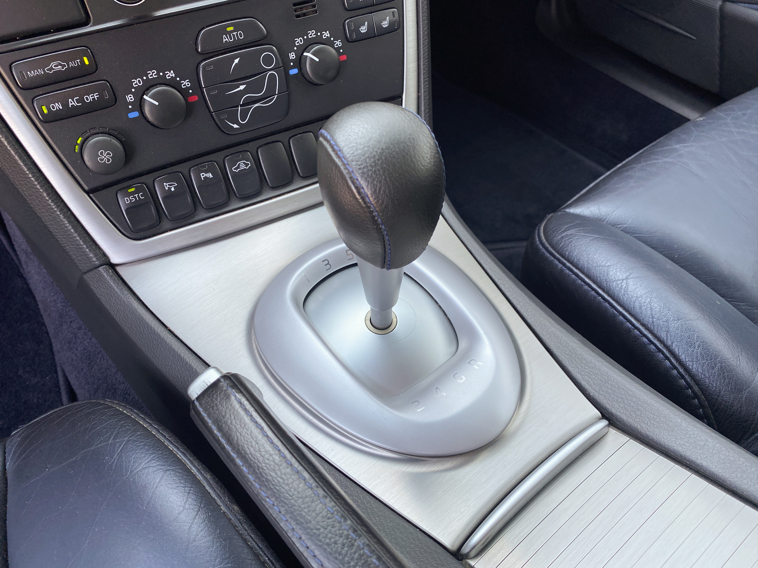 Interior image of 2005 Volvo V70 R AWD (10)