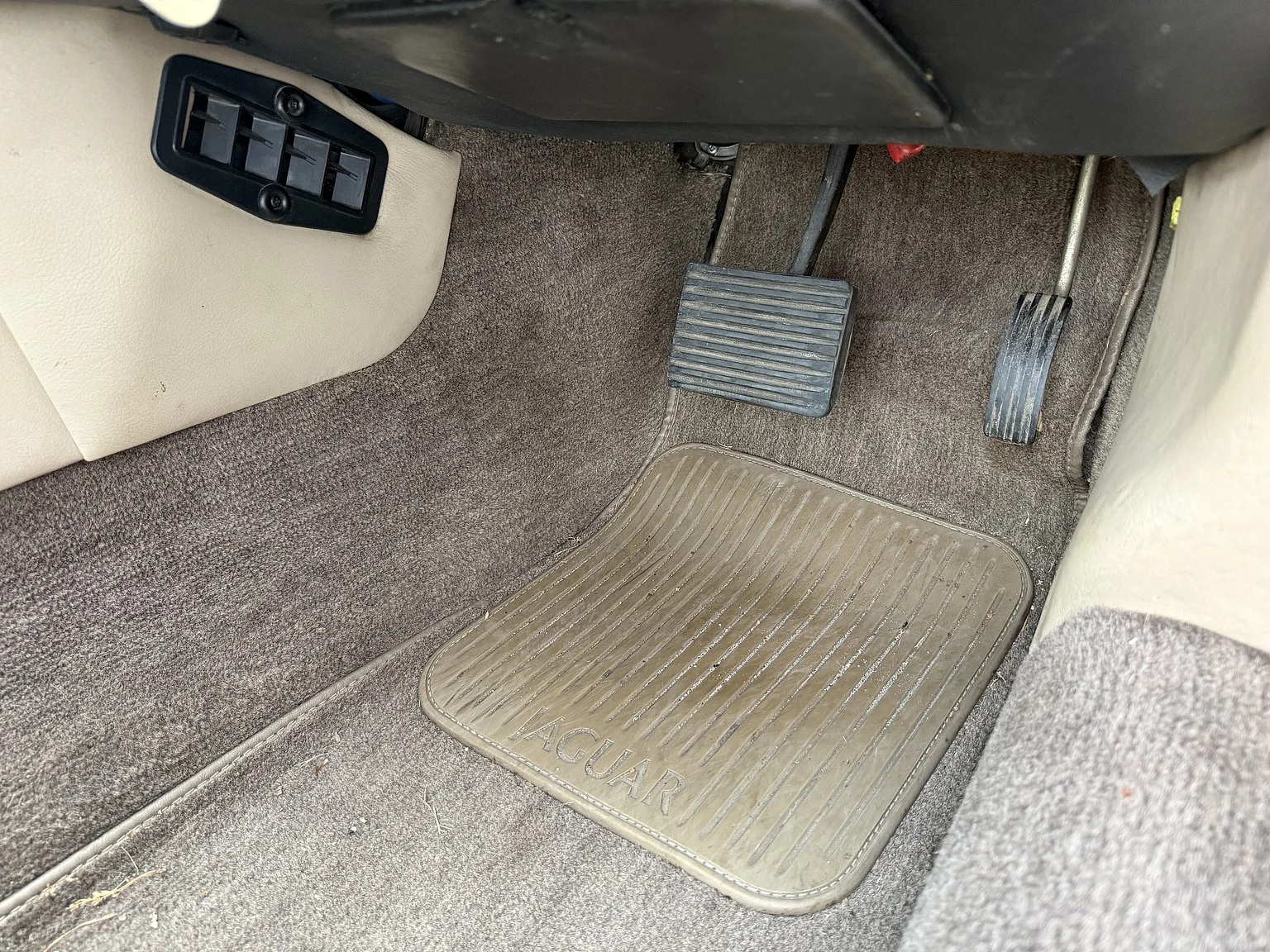 Interior image of 1985 Jaguar XJS HE (17)