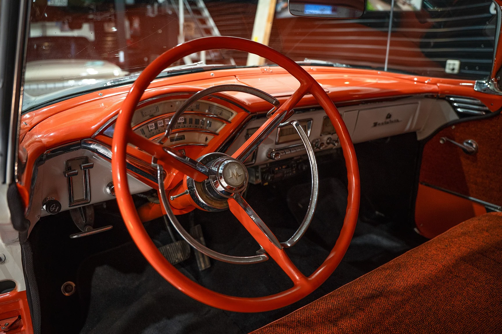 Innenraumfoto von 1956 Mercury Montclair Sport Sedan (2)