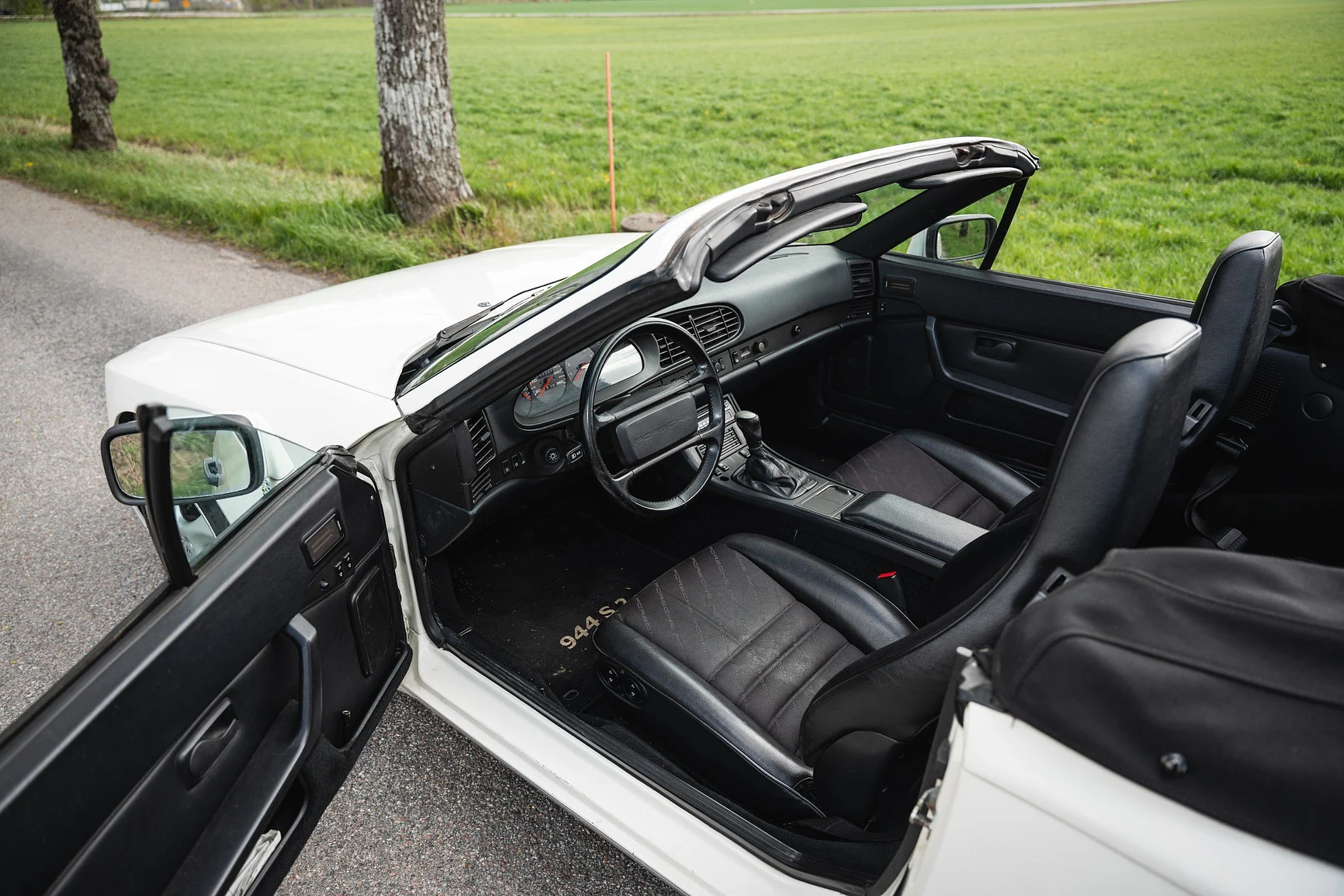 Interior image of 1990 Porsche 944 S2 Cabriolet  (1)