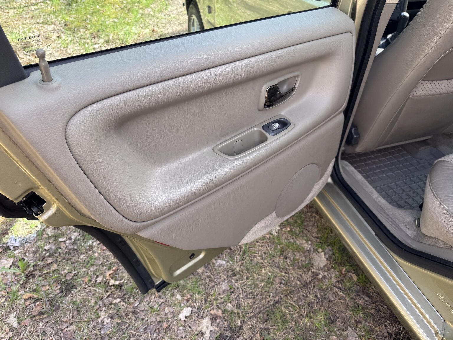 Interior image of 1999 Volvo V70 2.5